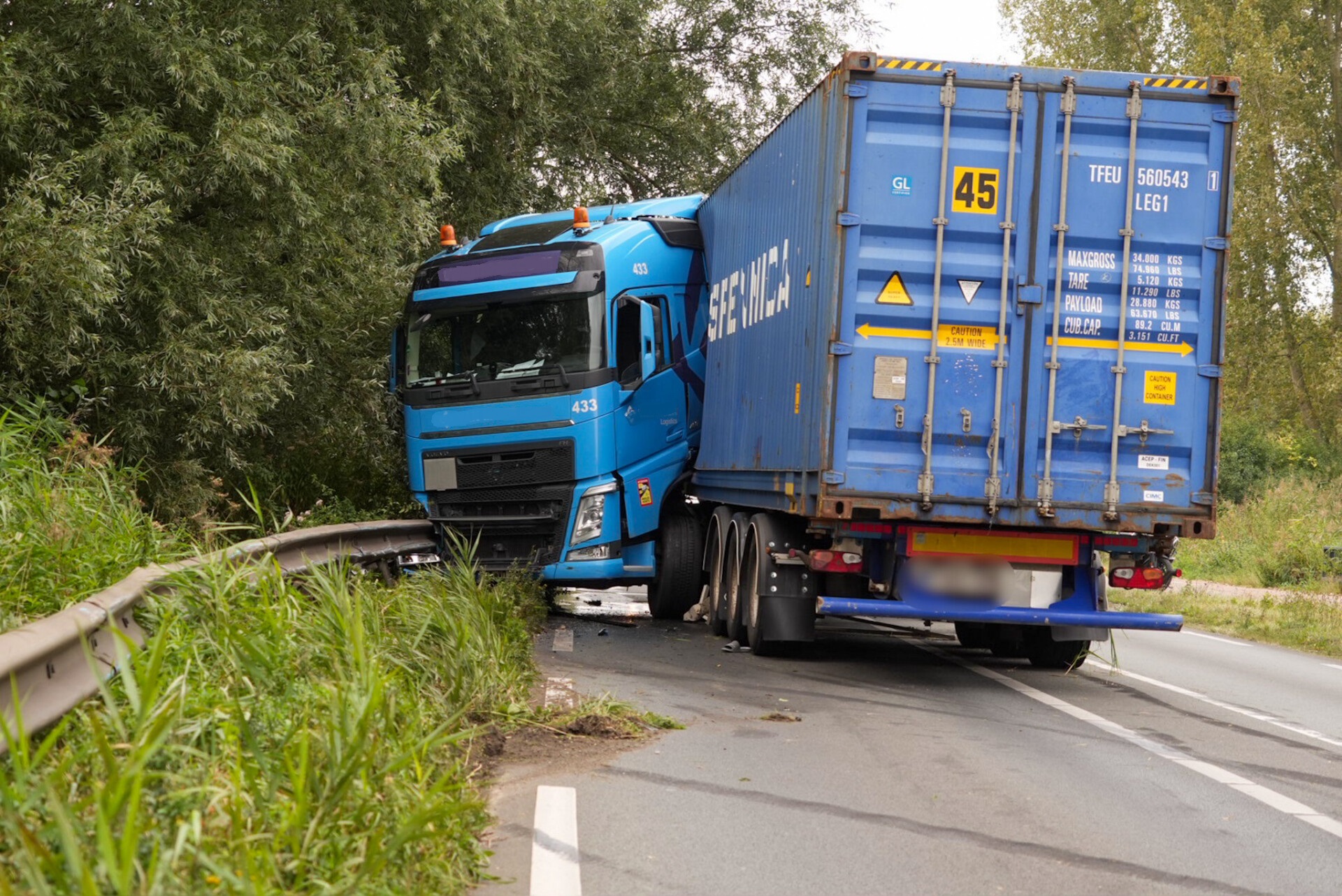 Vrachtwagen botst tegen vangrail, weg bijna hele middag dicht
