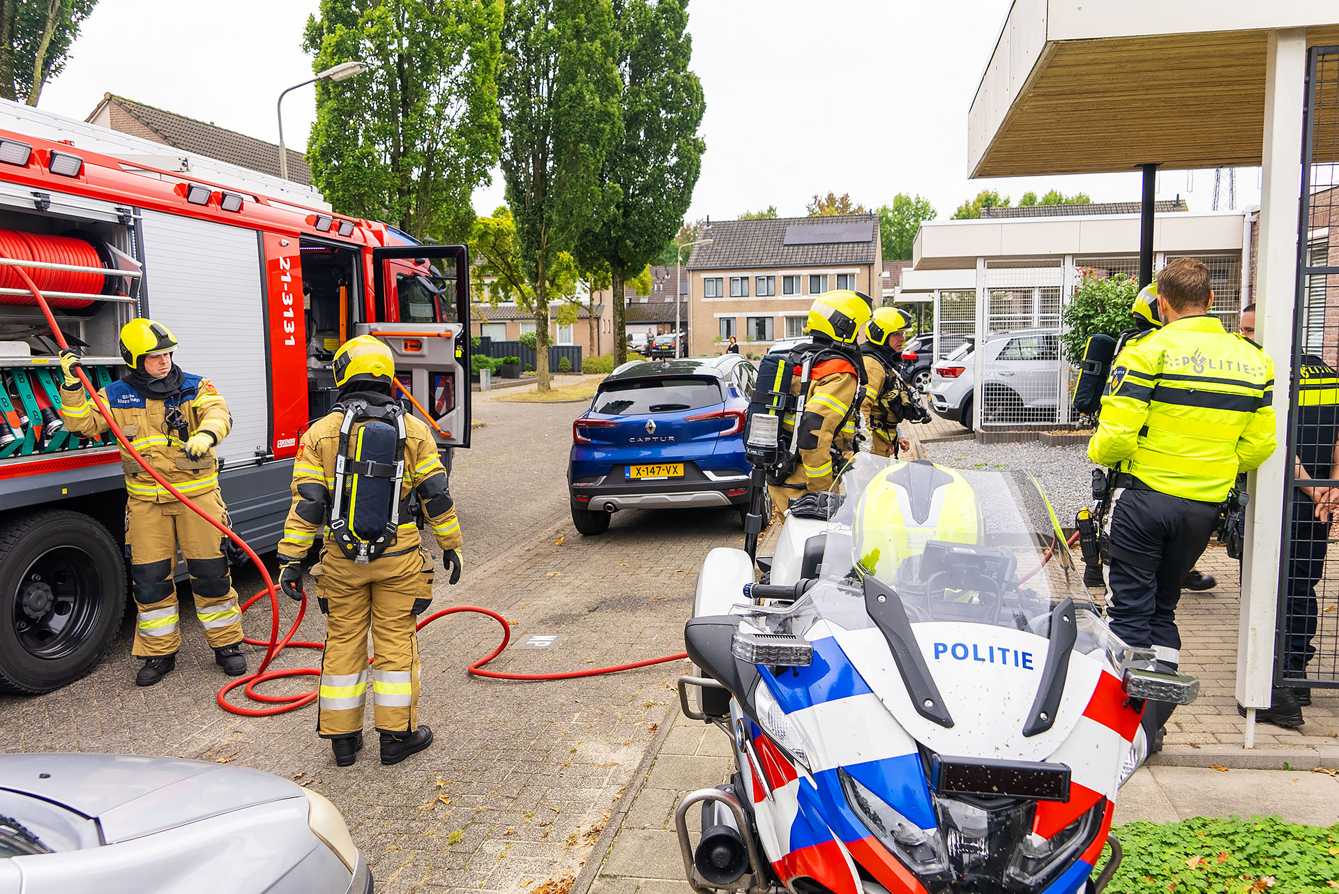 Gasfles vliegt in brand achter woning