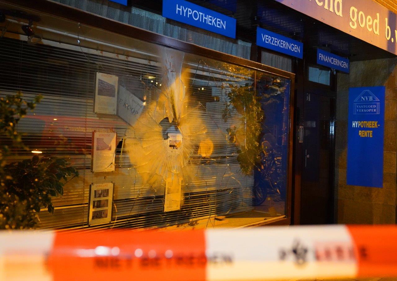 Explosief zorgt voor veel schade aan bedrijfspand