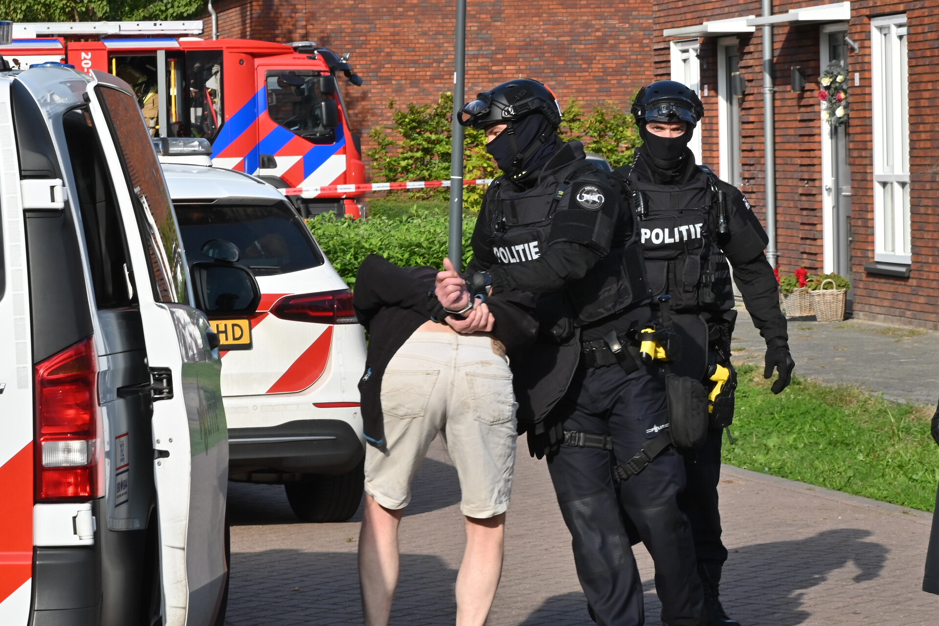 Man aangehouden, politie neemt hamer en kapmes in beslag