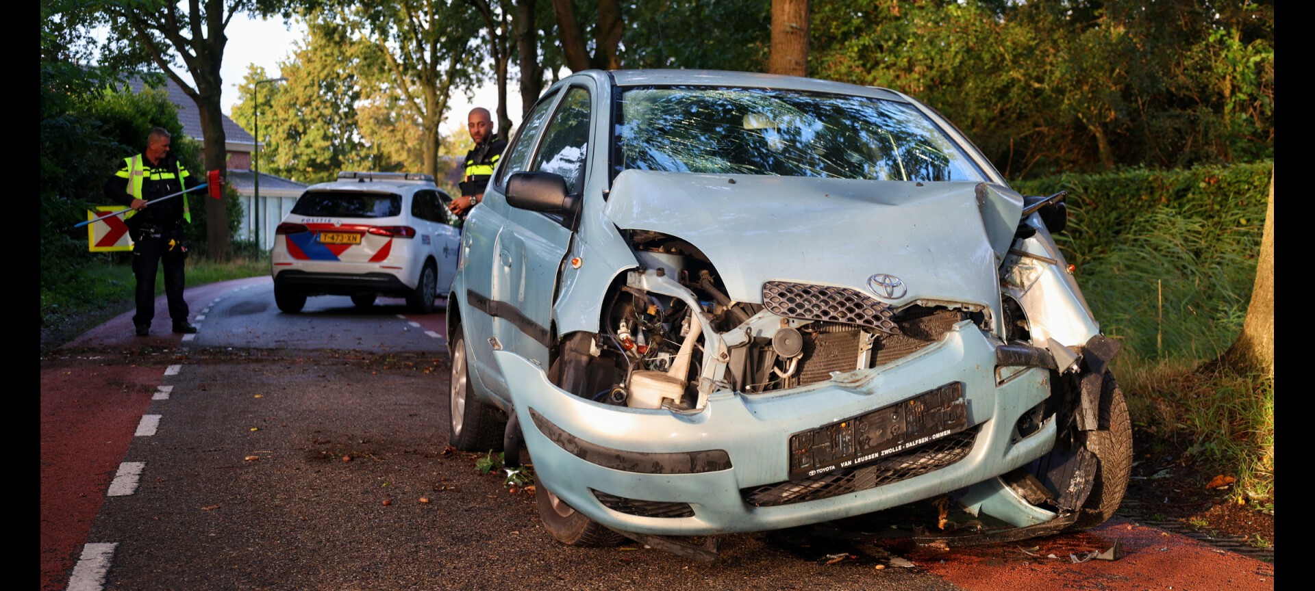 Automobilist gewond na botsing tegen boom