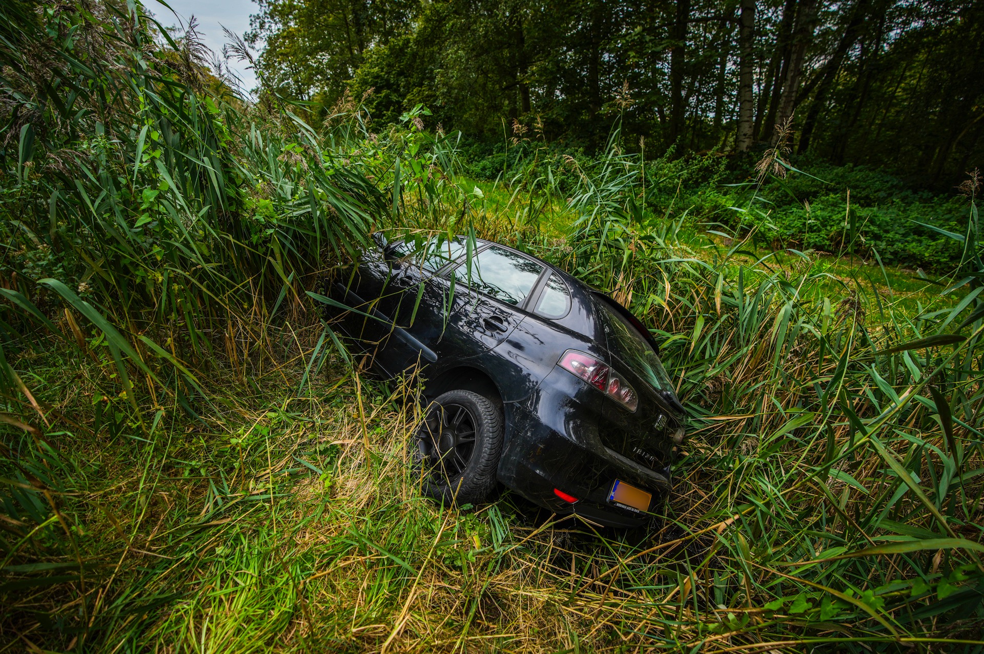 Minderjarige vrouw zonder rijbewijs belandt met auto in sloot
