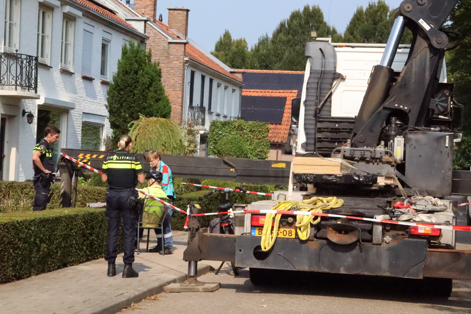 Man fietst tegen uitschuifbare arm van kraan en raakt gewond