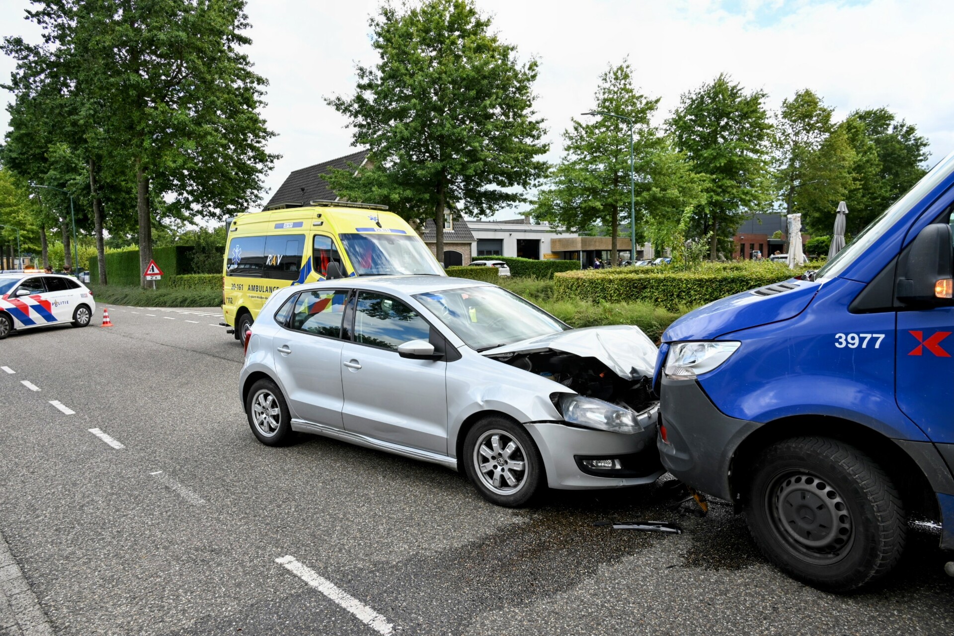 Veel schade na frontale botsing tussen auto en bestelbus
