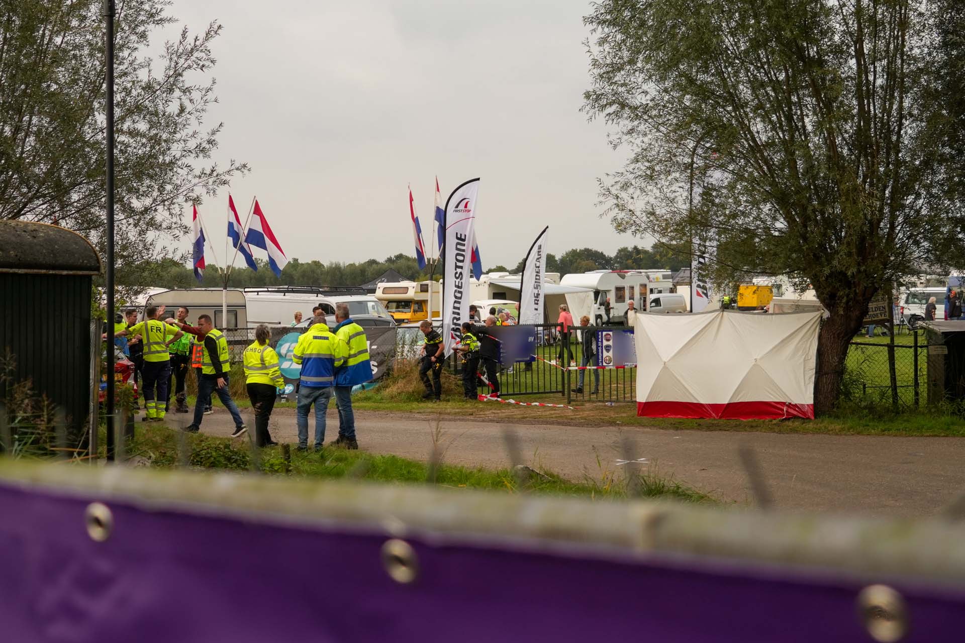 Foto-update: Man (77) overleden nadat motor met zijspan publiek in rijdt tijdens race