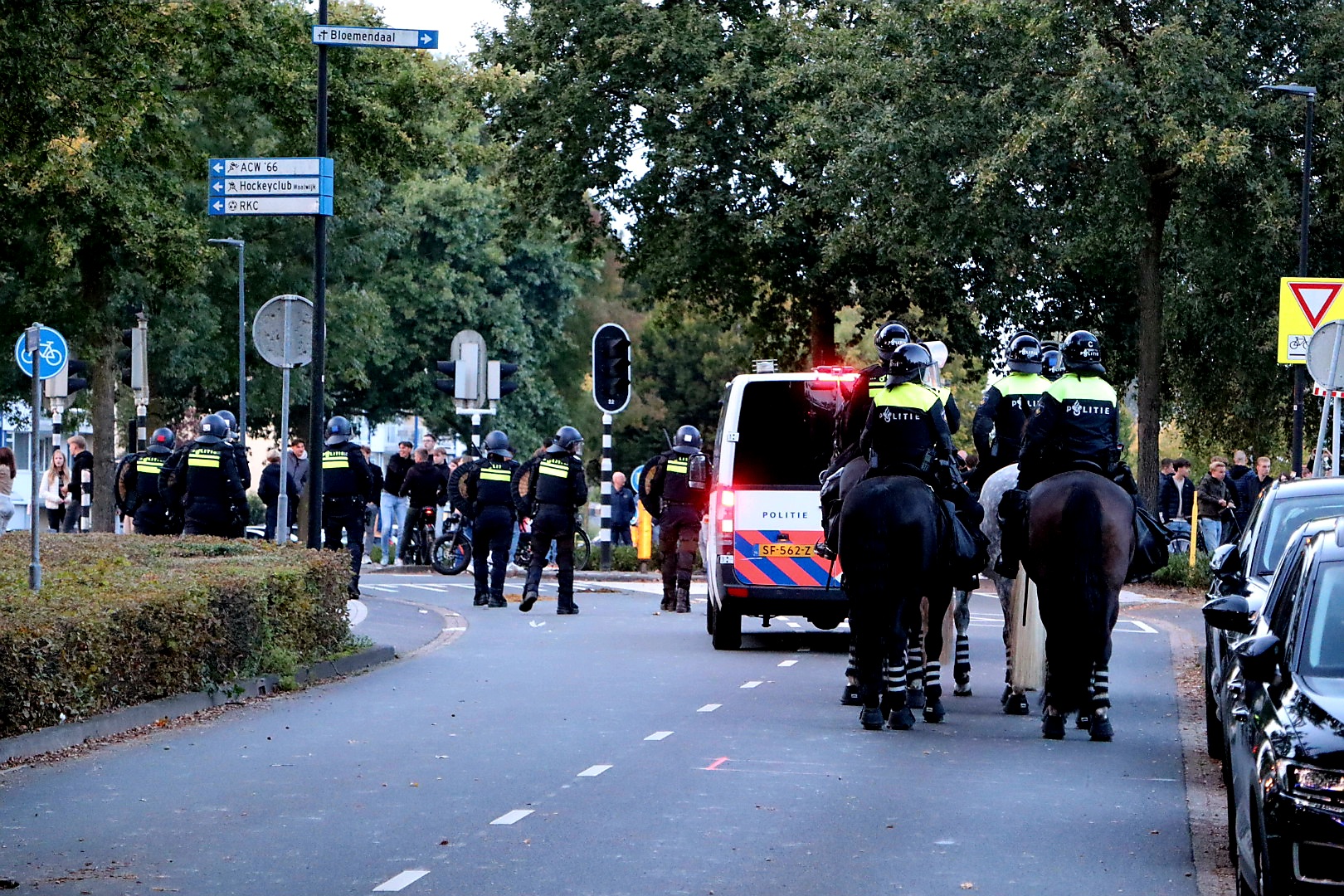 Negen mannen aangehouden voor openlijke geweldpleging na voetbalwedstrijd RKC-Ajax