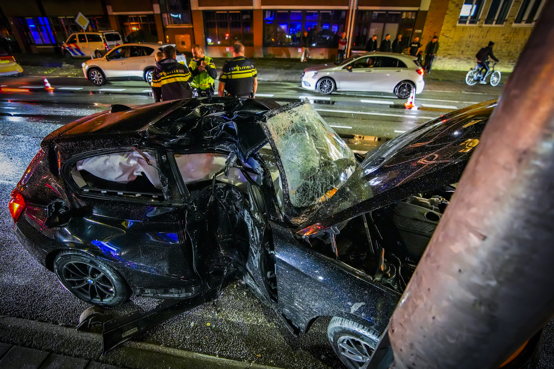 Auto raakt in de slip en knalt tegen lichtmast: bestuurder ernstig gewond
