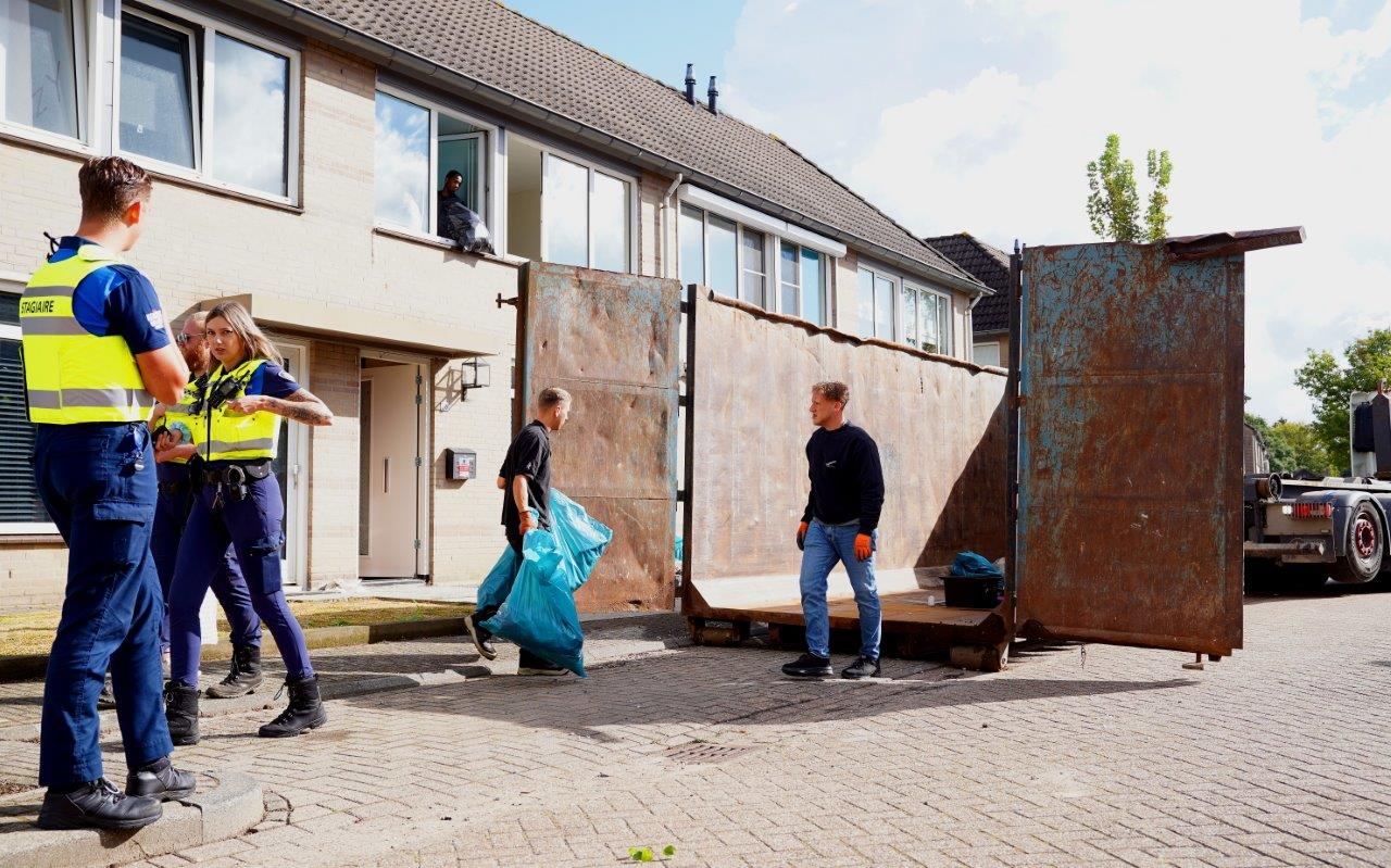 Bewoner die buurt ’teisterde’ uit huis gezet, bedrijf ruimt de puinhopen op 112Brabant