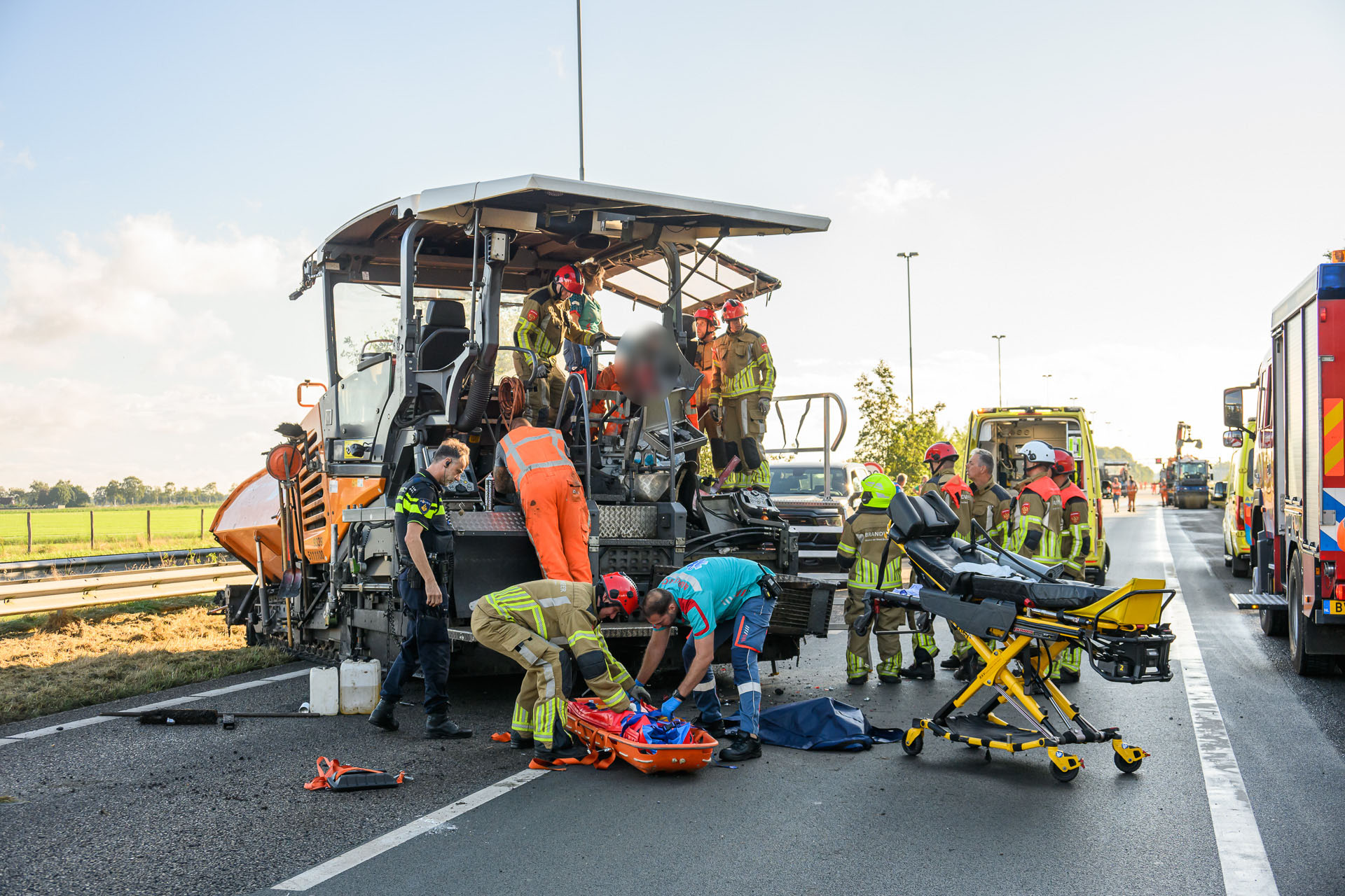 Machinist asfalteermachine gewond na aanrijding met vrachtwagen op afgesloten A58