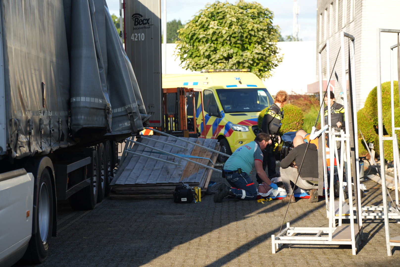 Man zwaargewond door vallend stalen rek