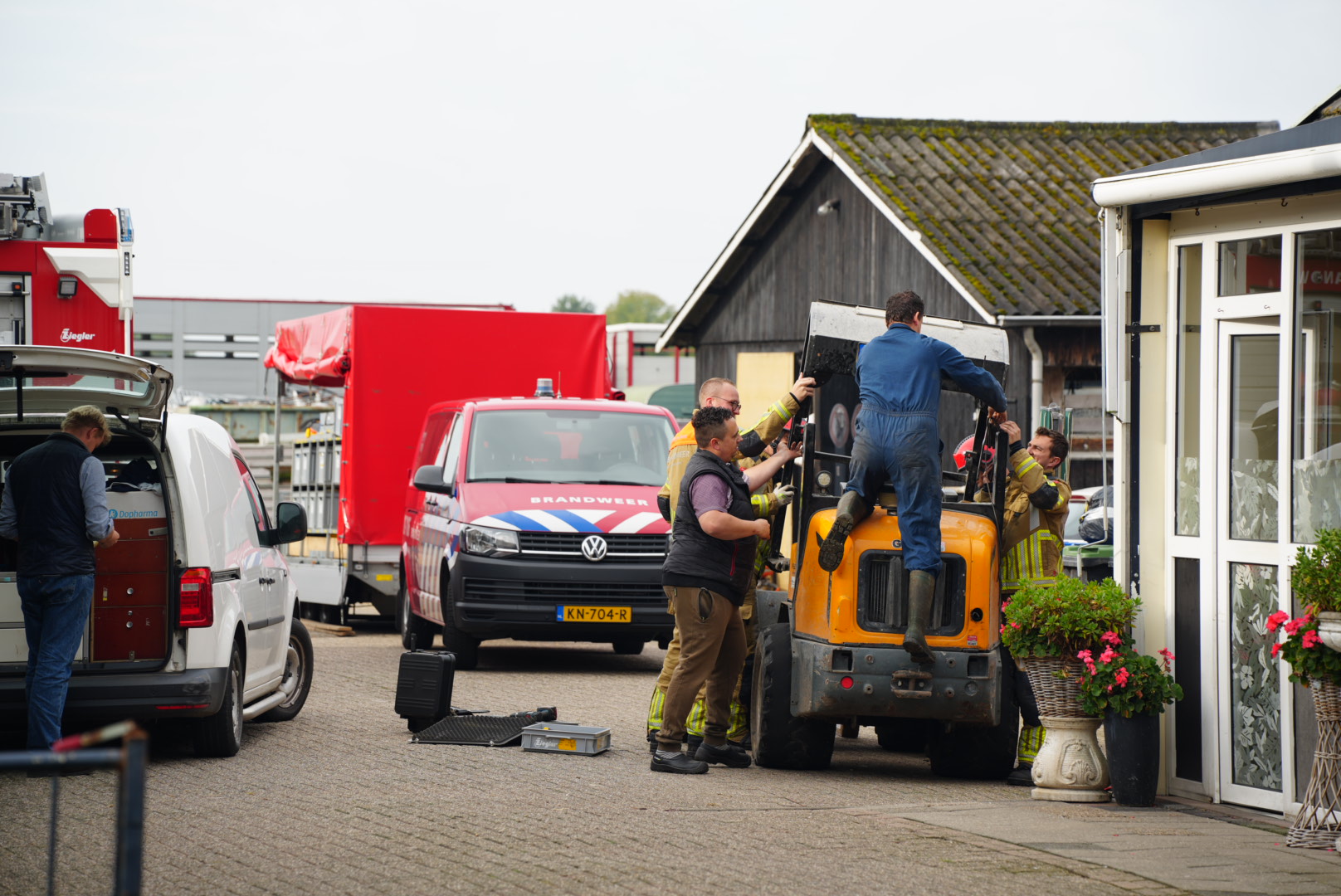 Paard in de knel in stal, brandweer twee uur bezig het dier te bevrijden