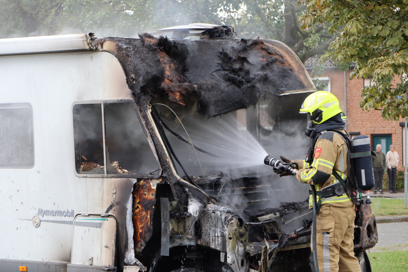 Camper vat vlam en brandt volledig uit in woonwijk