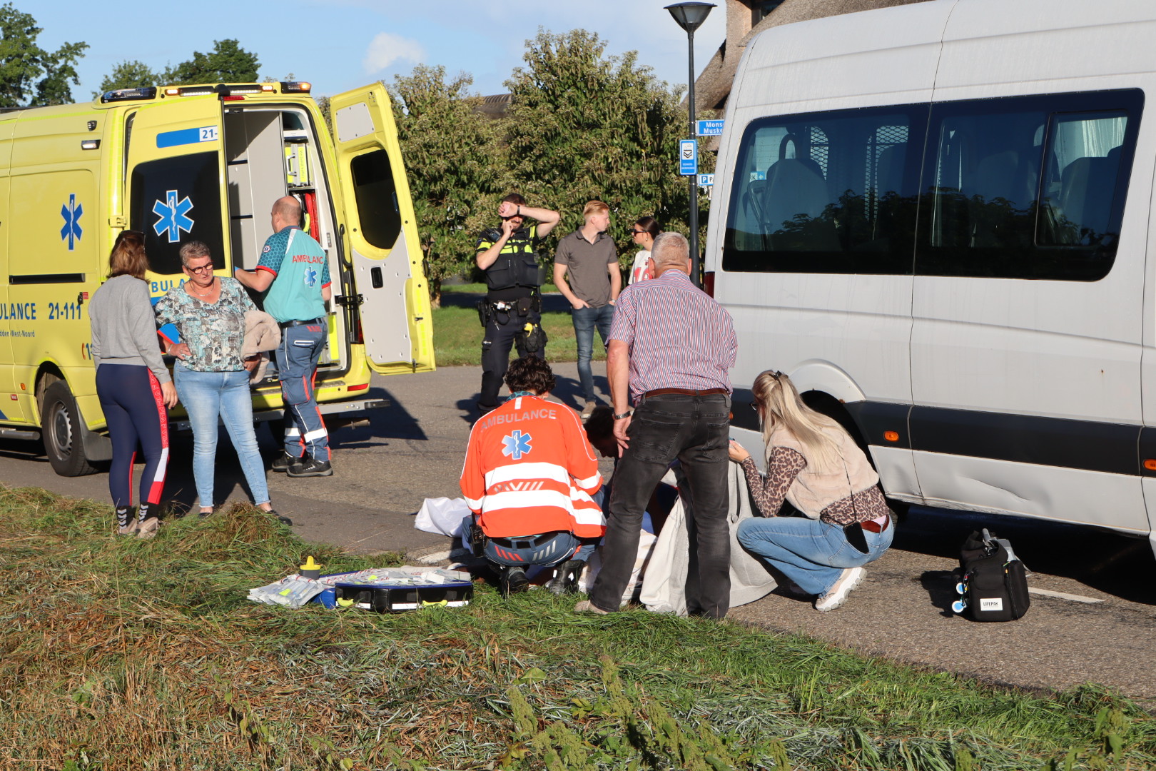 Vrouw zwaargewond bij aanrijding tijdens uitlaten van haar hond