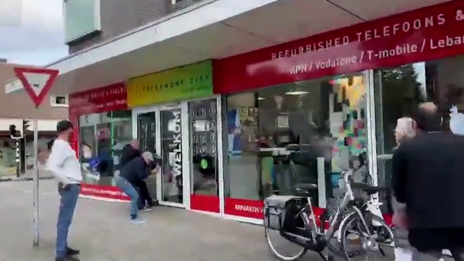 VIDEO: Overval op telefoonwinkel, daders ontsnappen op scooter