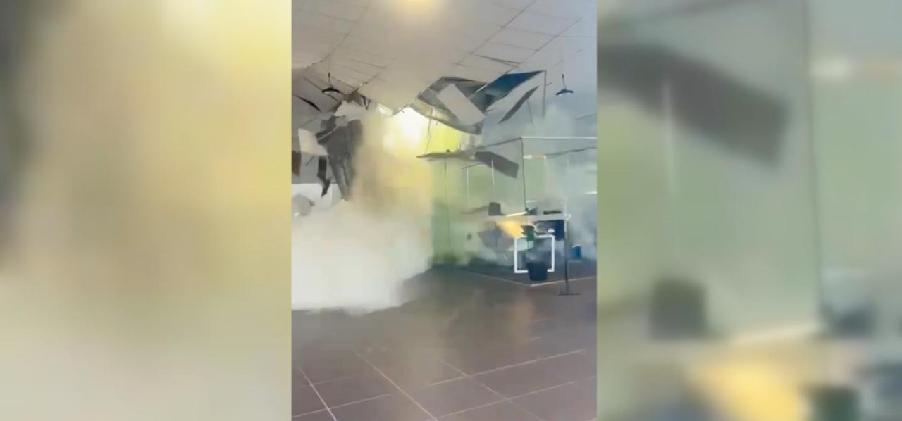 VIDEO: Dak van autogarage stort in door vele regenval