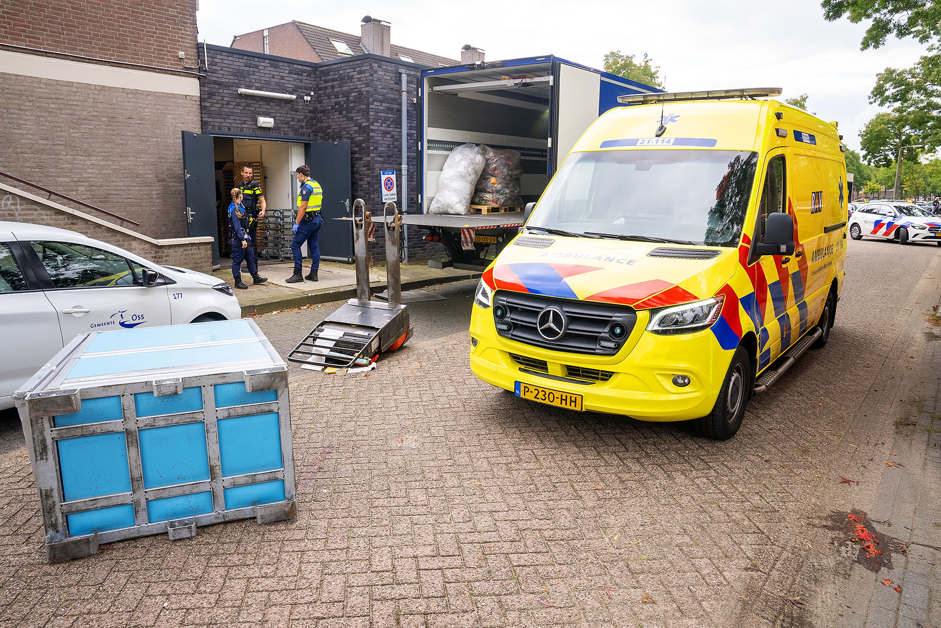 Vrachtwagenchauffeur gewond geraakt bij lossen van goederen bij supermarkt