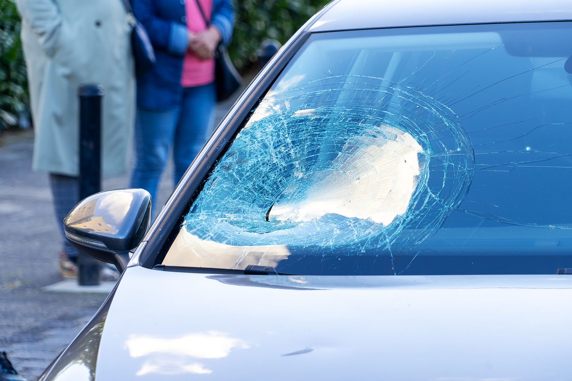 Jongen met fiets door auto op zebrapad geschept