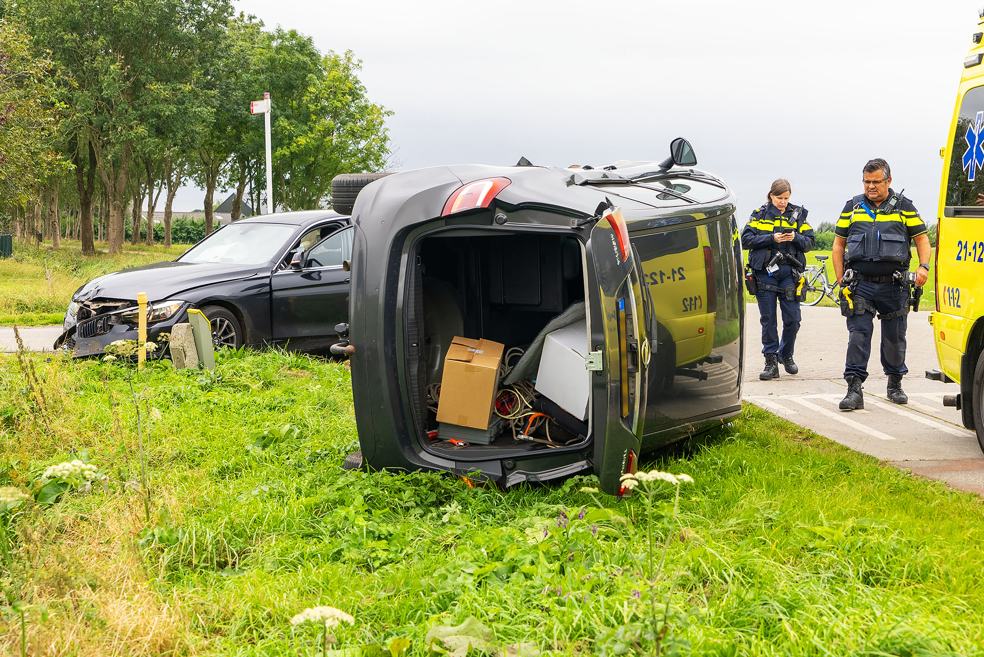 Auto op zijn kant na botsing