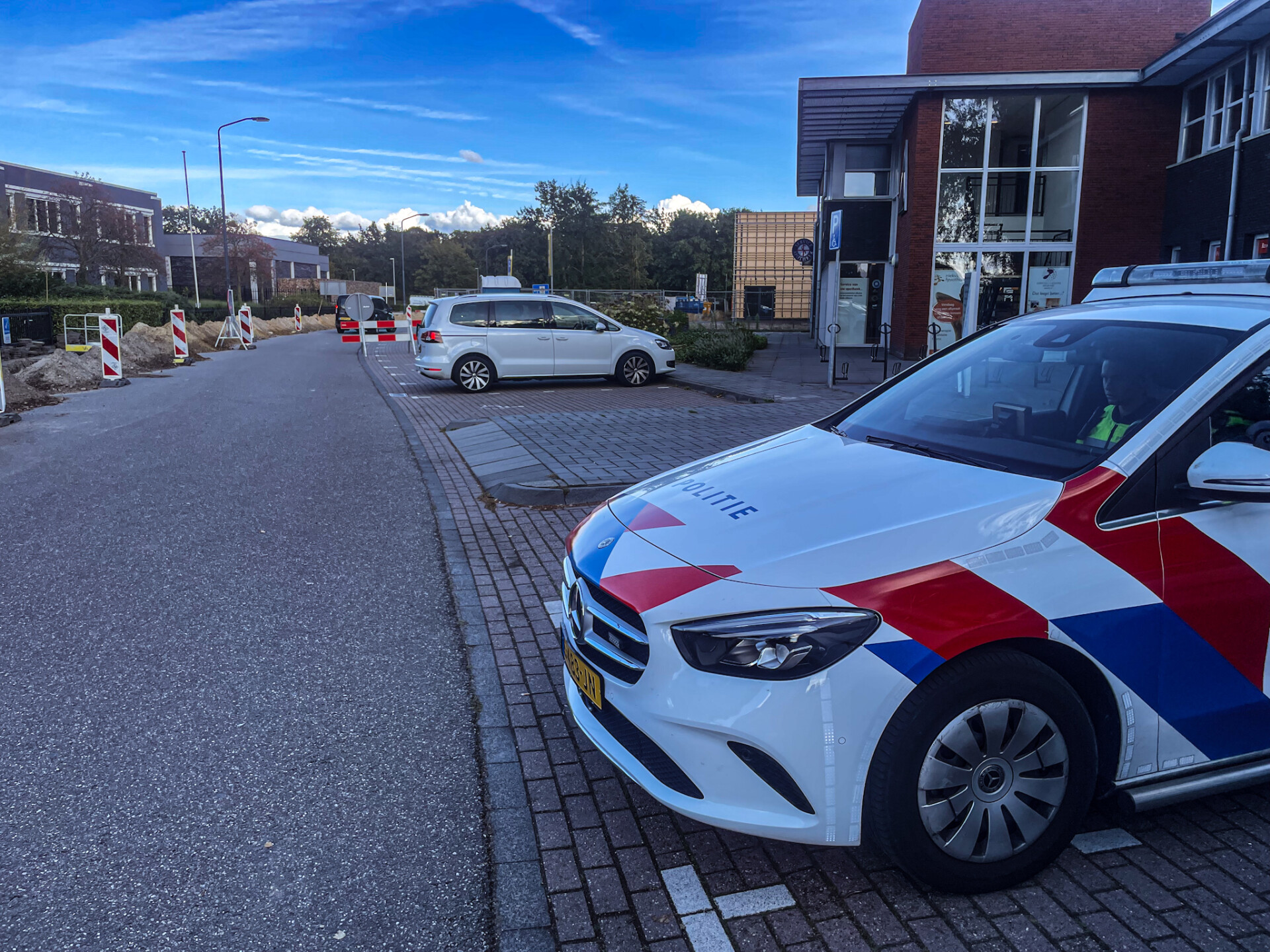 Vrouw wordt van fiets gereden door achteruitrijdende auto