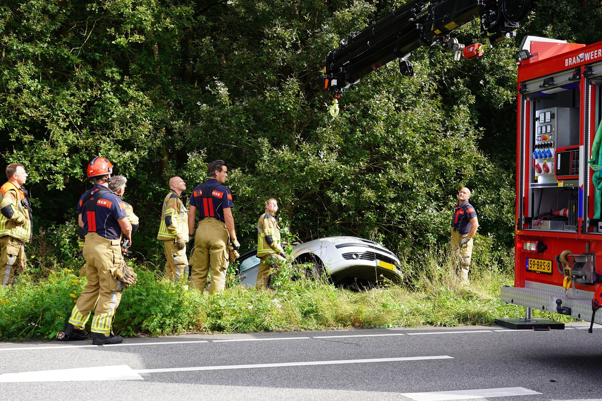 Auto belandt sloot in na heftige crash, bestuurder op de vlucht