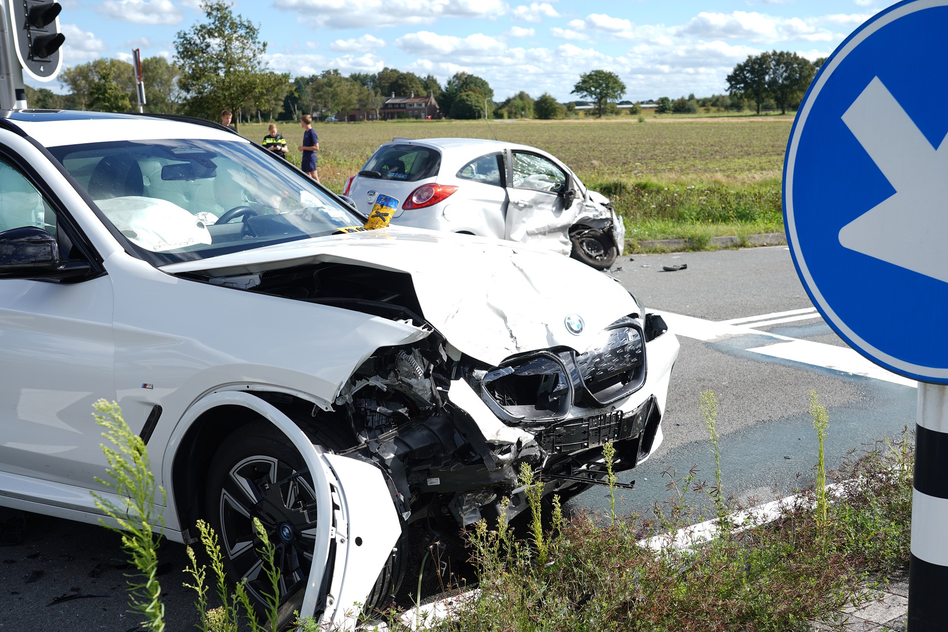 Veel schade na ongeval op kruising, vrouw lichtgewond