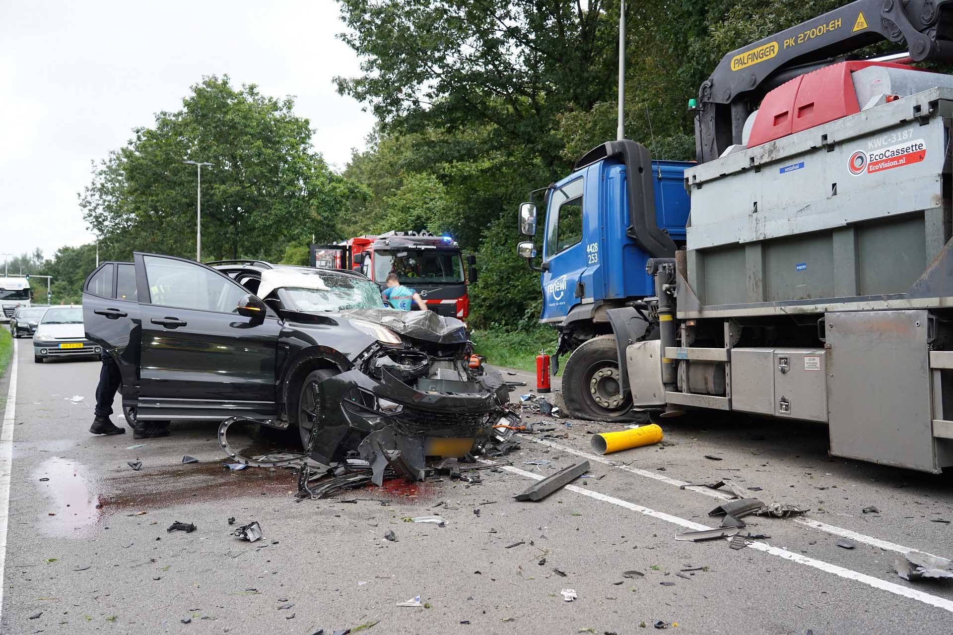 Automobilist zwaargewond na frontale botsing met vrachtwagen, ook kind betrokken