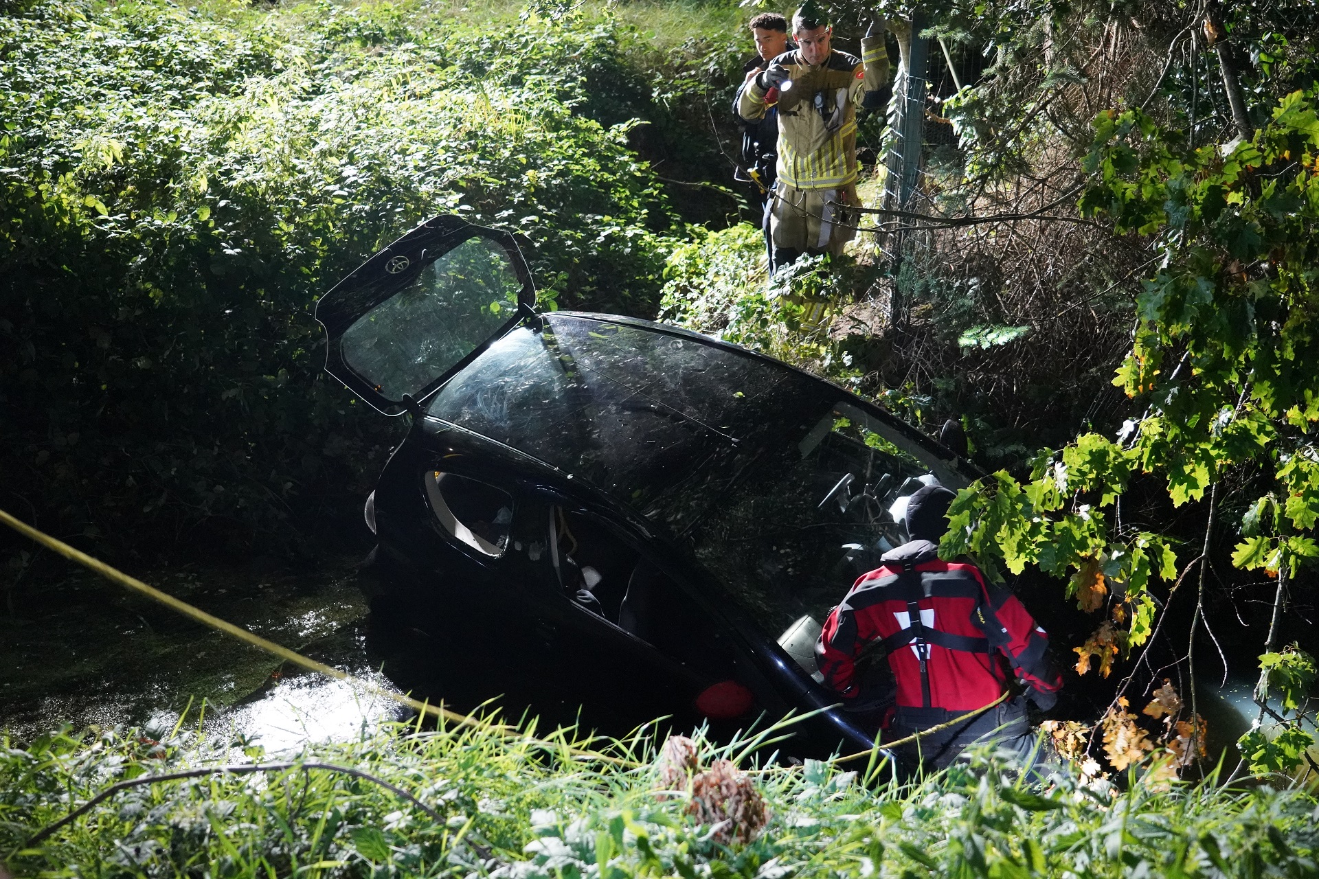 Auto te water, grote zoekactie naar vermiste bestuurder