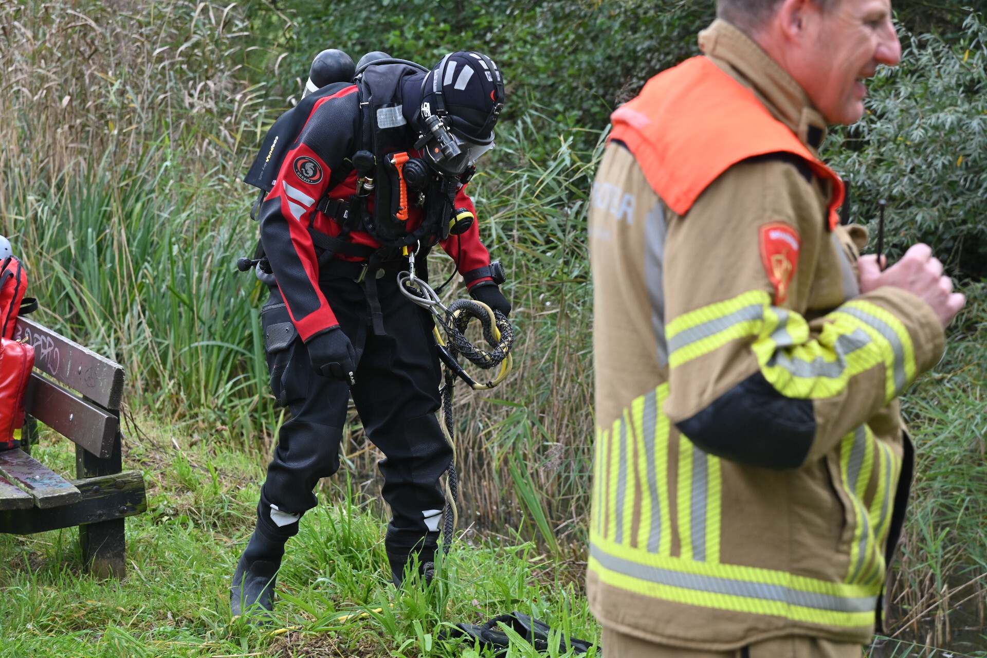 Kleding aangetroffen bij sloot in parkje, duikers zoeken in het water