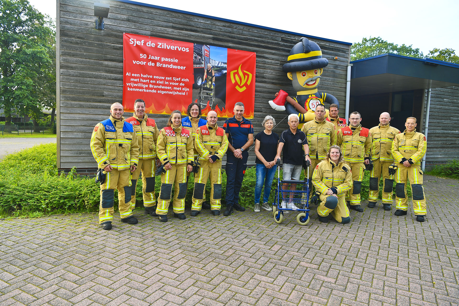 Brandweer Bergeijk viert 50-jarig jubileum van vrijwilliger Sjef Bloks