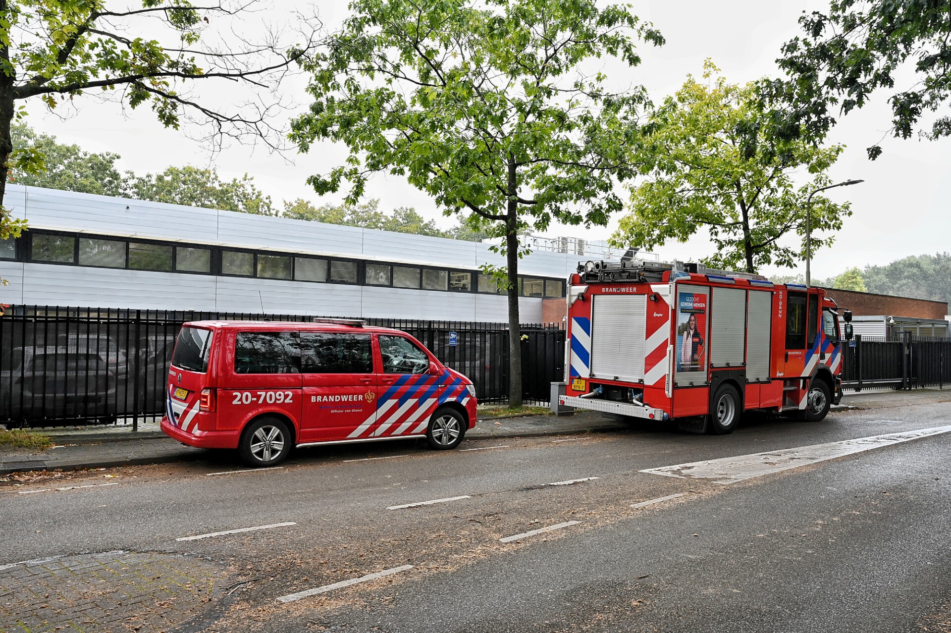 Brandweer onderzoekt mogelijke gevaarlijke stoffen bij politiebureau