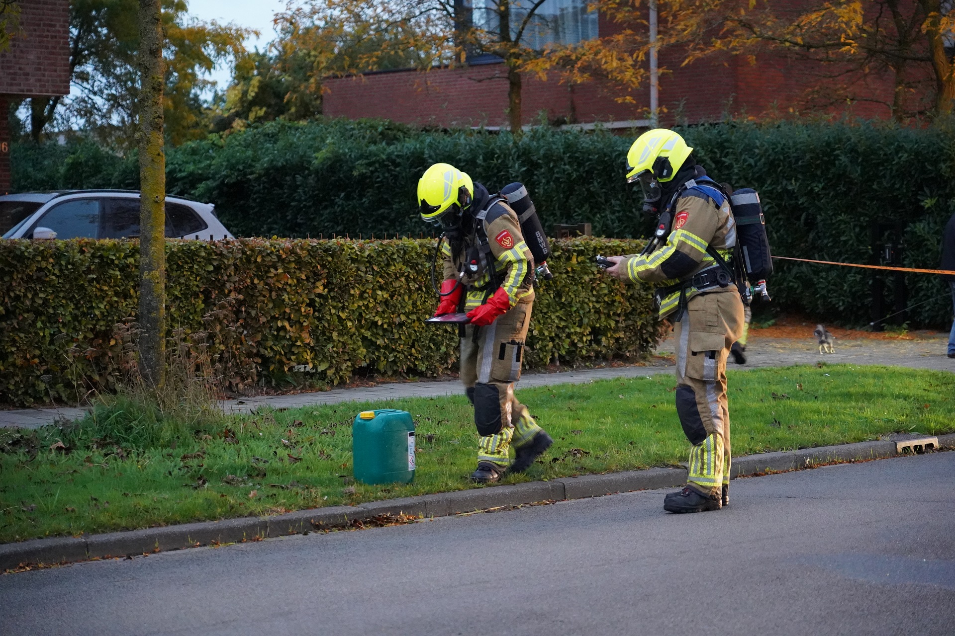 Straat afgesloten vanwege lekkend vat in de berm