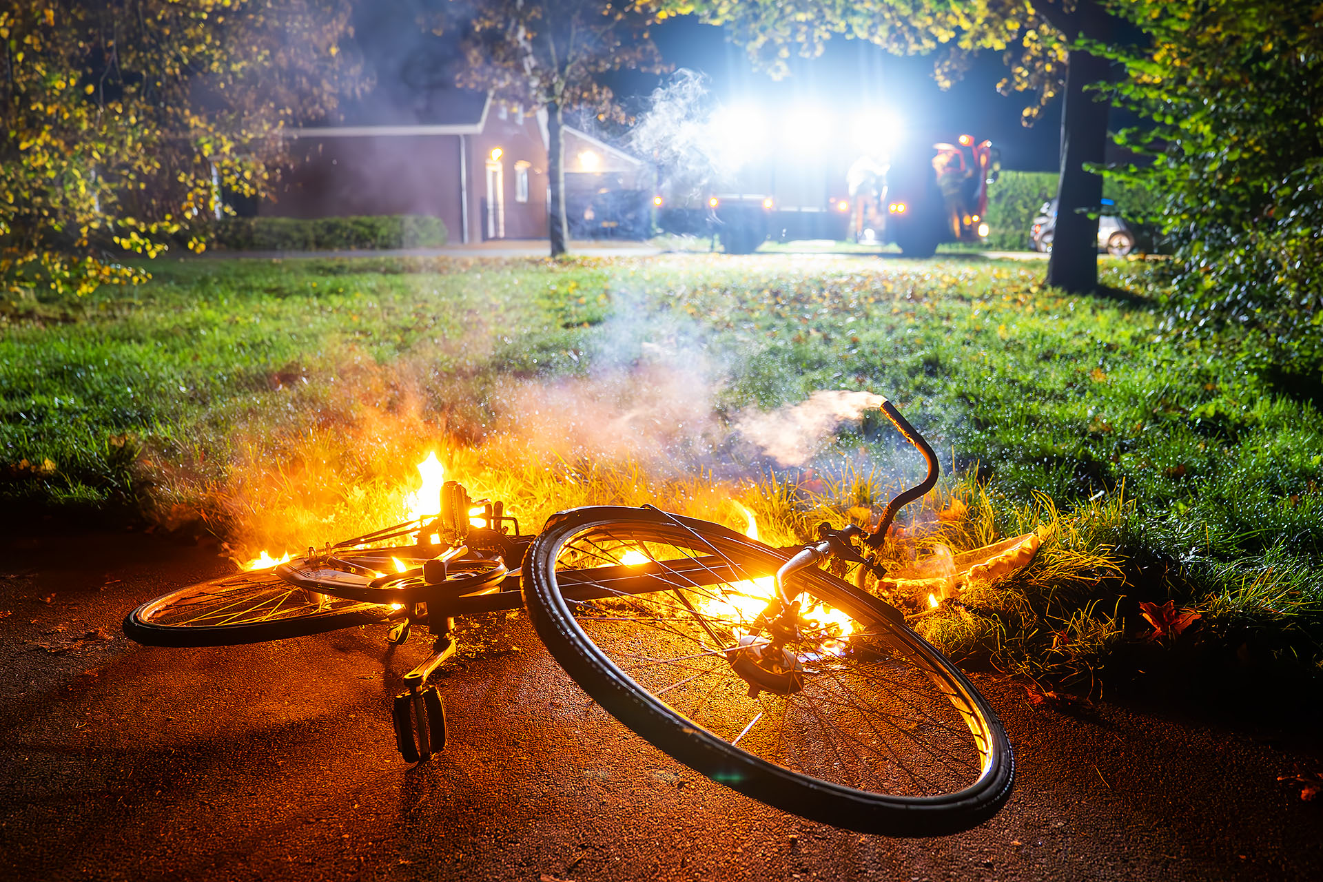 Fiets uitgebrand in park, politie onderzoekt brandstichting