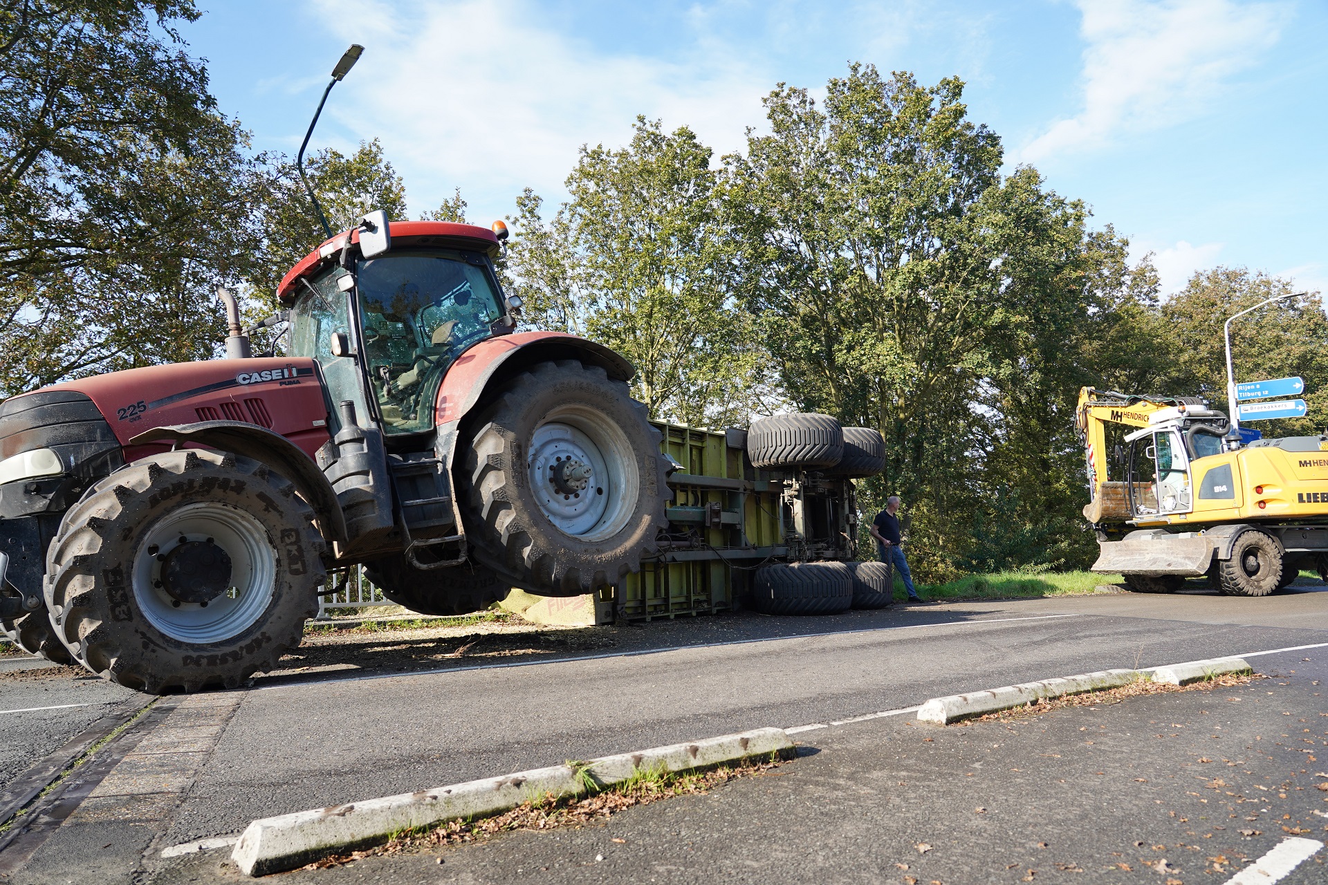 Kiepkar met maïs kantelt op viaduct, weg uren dicht