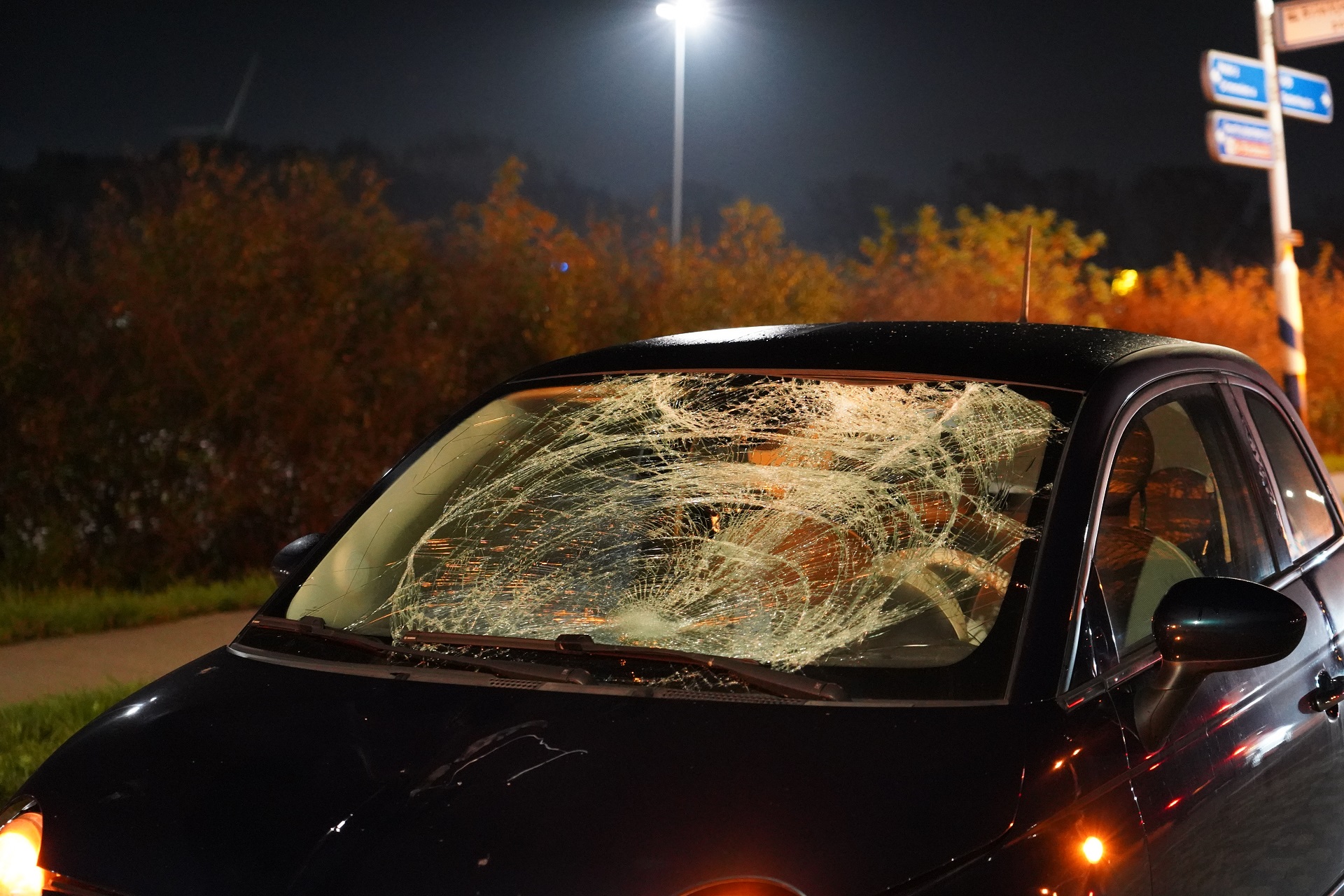 Fietsster geschept door auto tijdens het oversteken