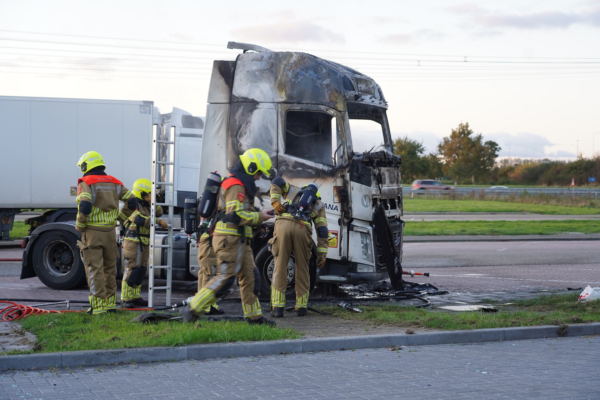 Vrachtwagen uitgebrand op parkeerplaats bij tankstation langs A59