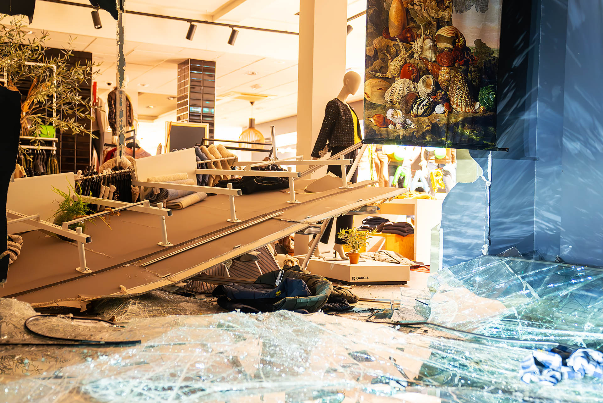 Enorme ravage na ramkraak bij kledingwinkel