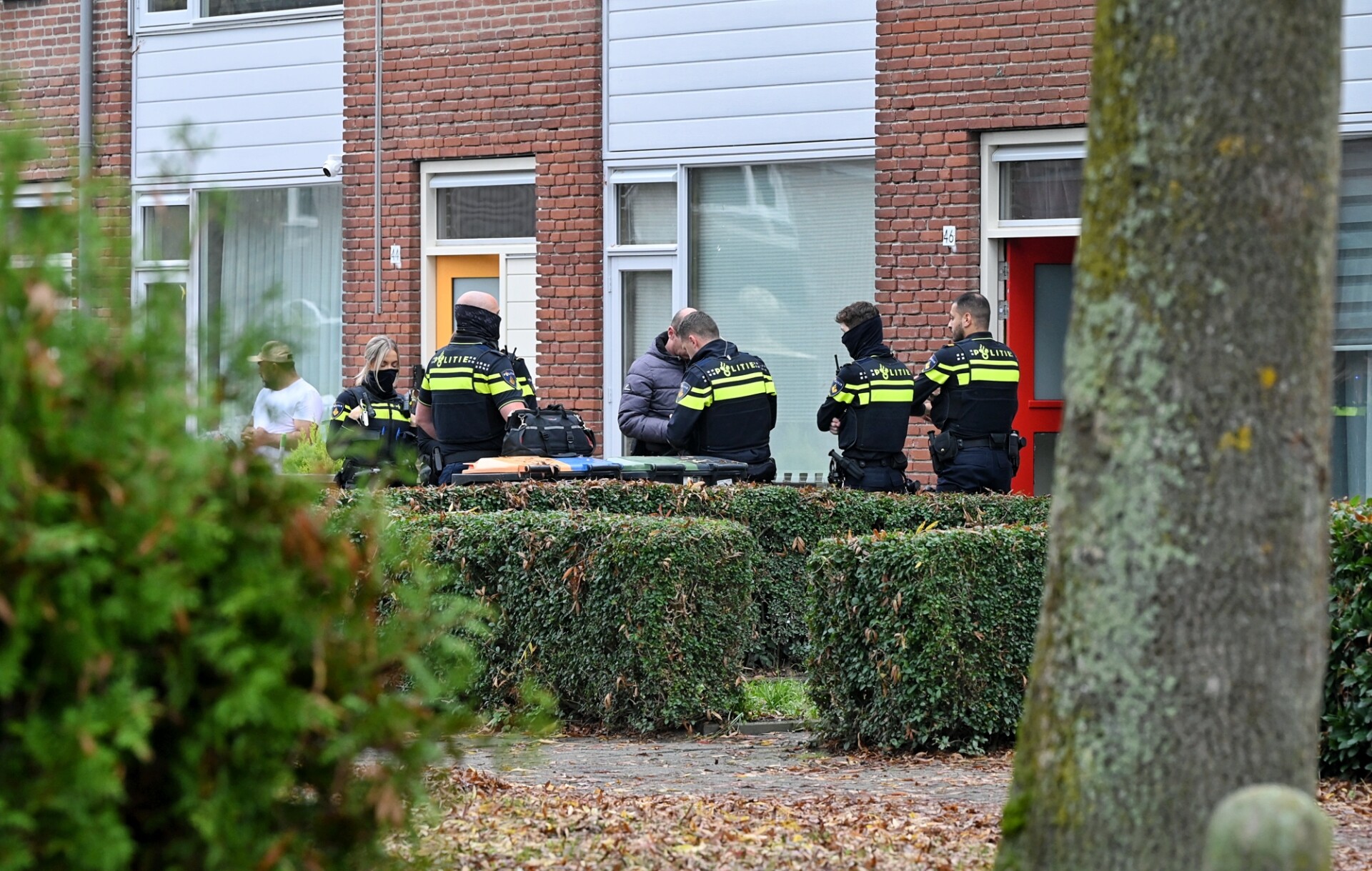 Politie vindt wapen bij invallen in Tilburg-Noord