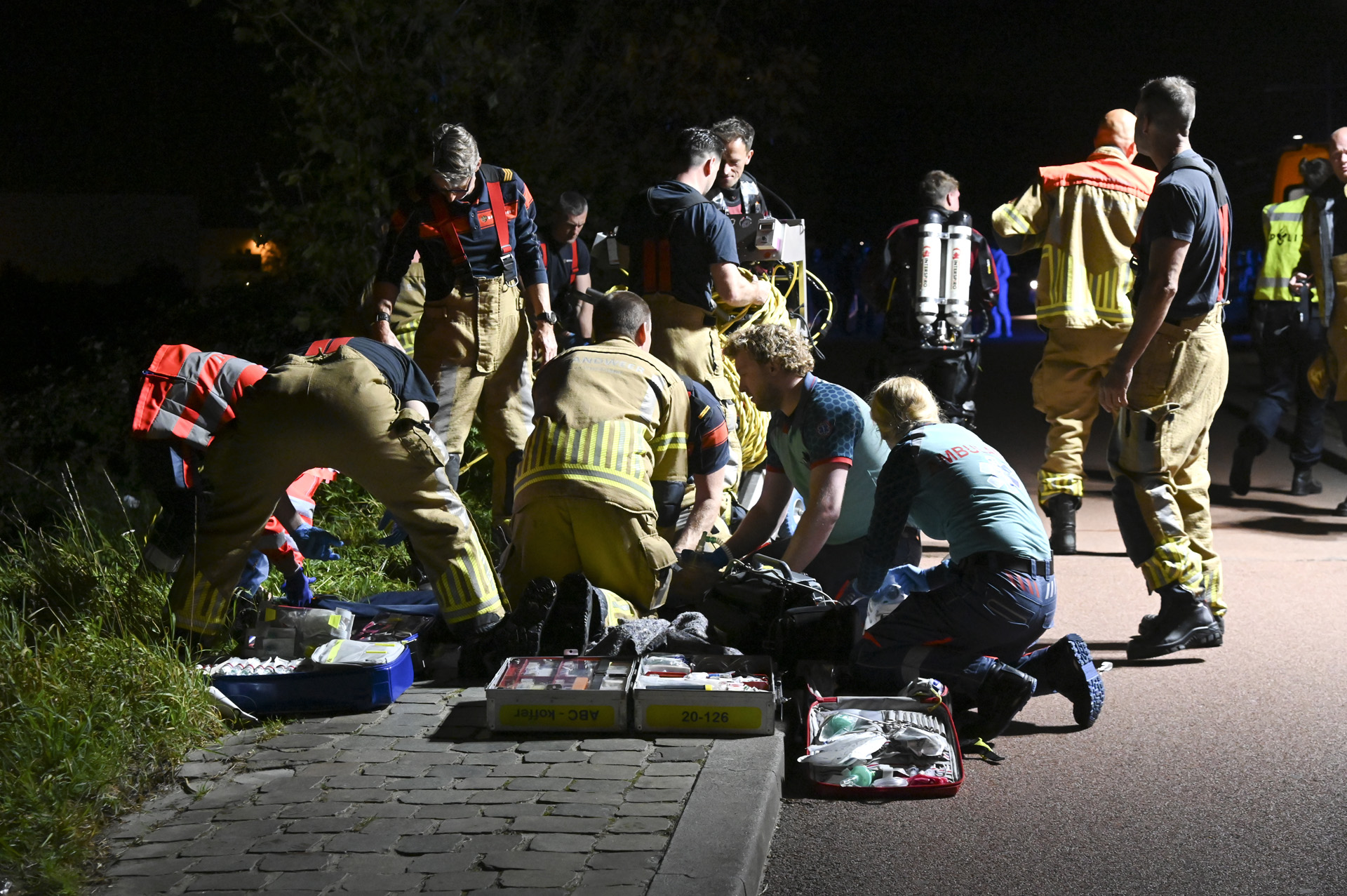 Vrouw buiten bewustzijn uit het water gehaald en gereanimeerd