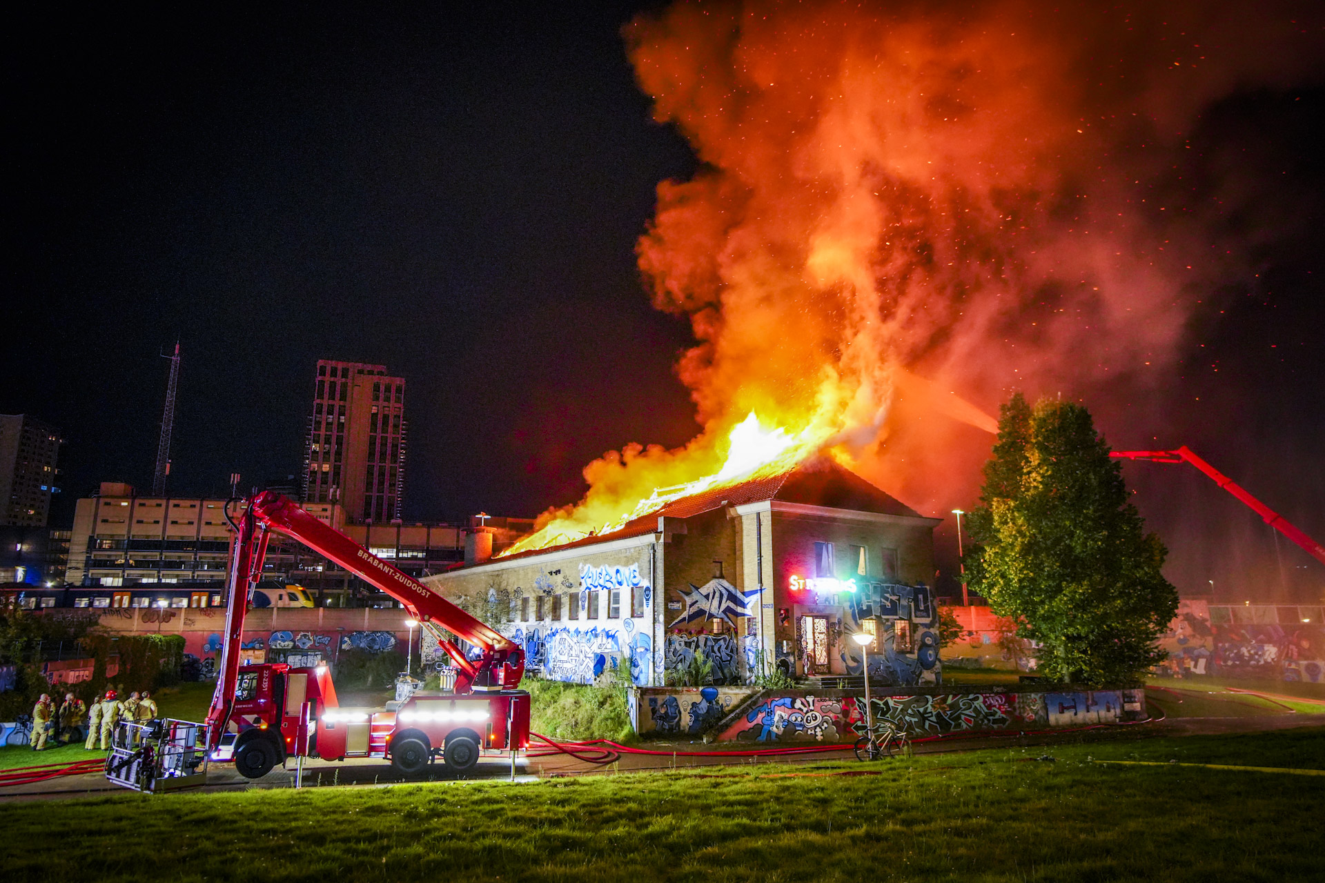 Uitslaande brand verwoest cultureel centrum, twee vrouwen gered