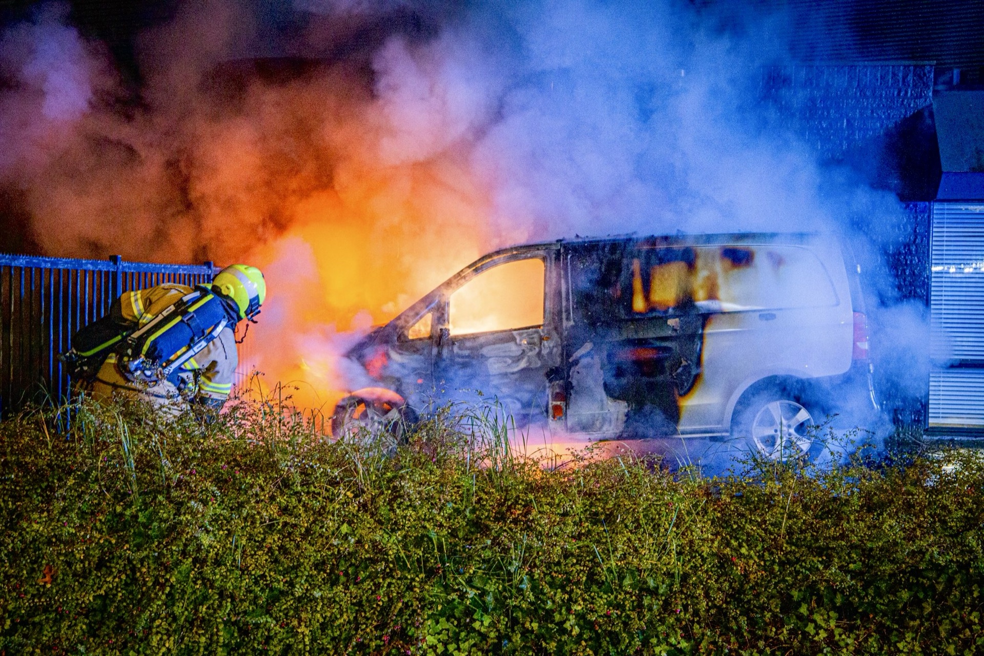 Brand bestelbus slaat over naar bedrijfspand