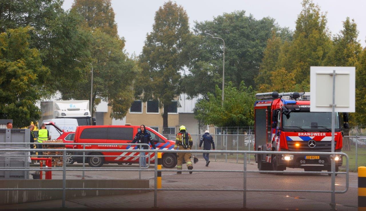 Lekkage in stikstoftank bij bedrijf, brandweer grijpt in