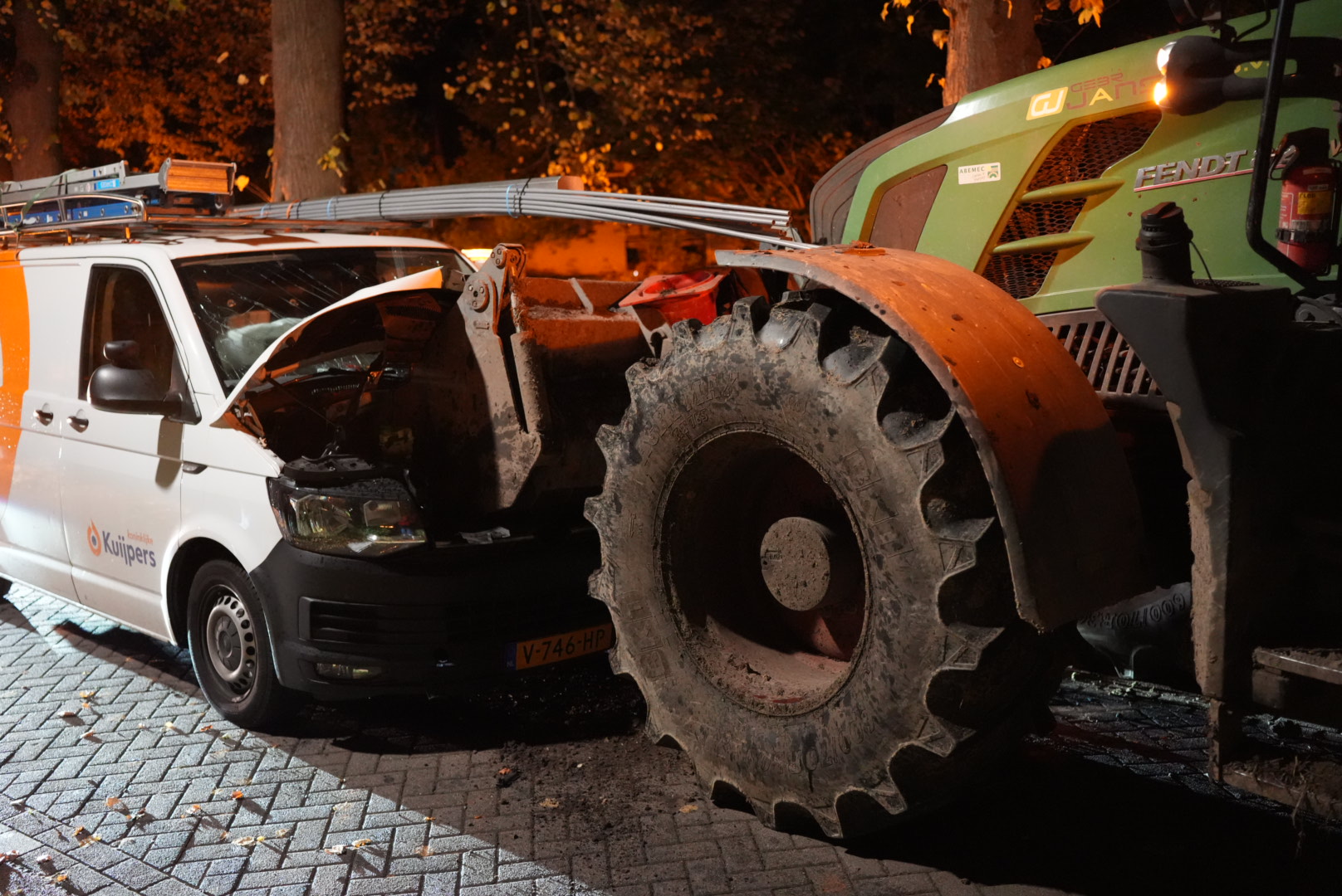 Veel schade na frontale botsing tussen busje en tractor
