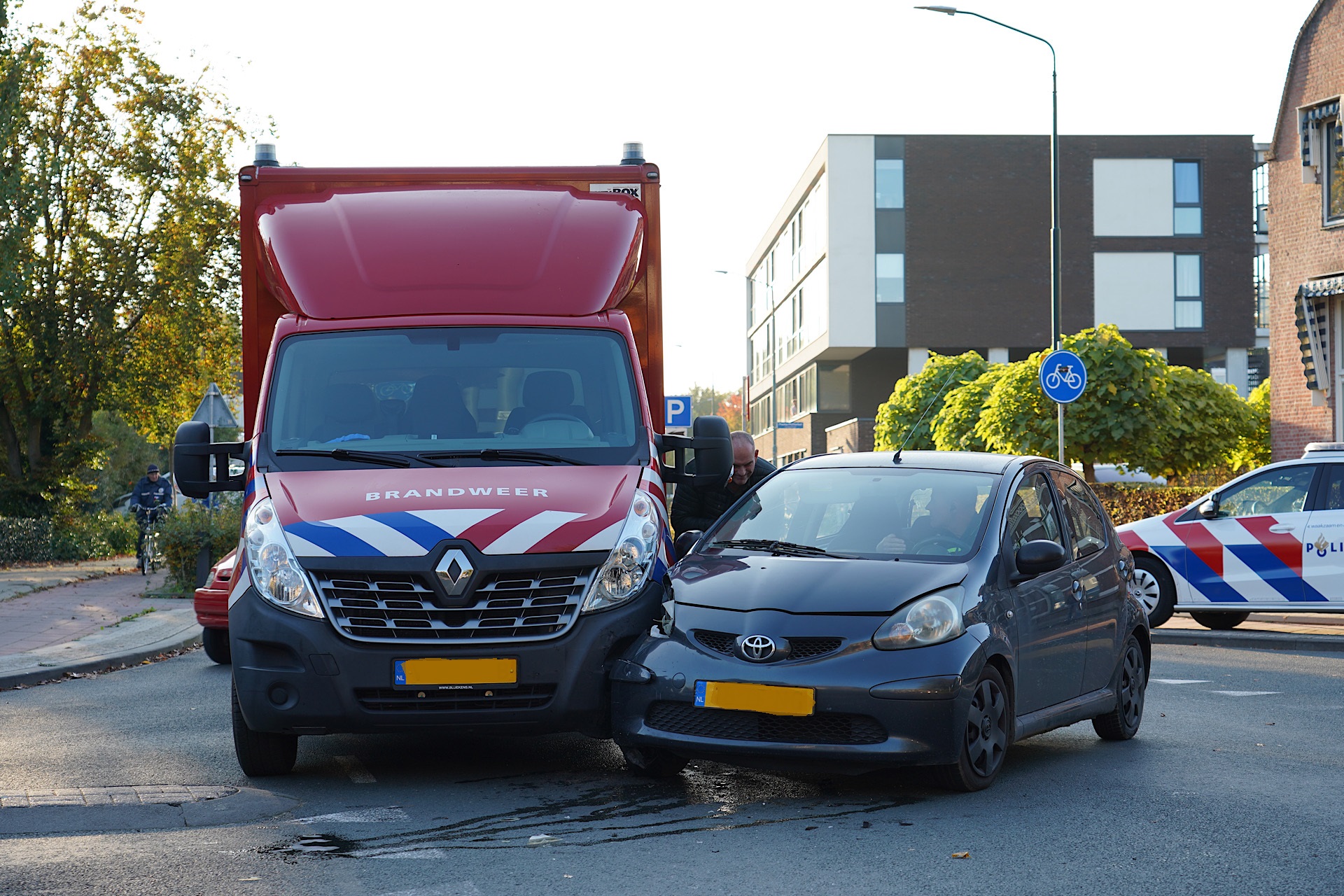 Blikschade na botsing tussen brandweerwagen en personenauto