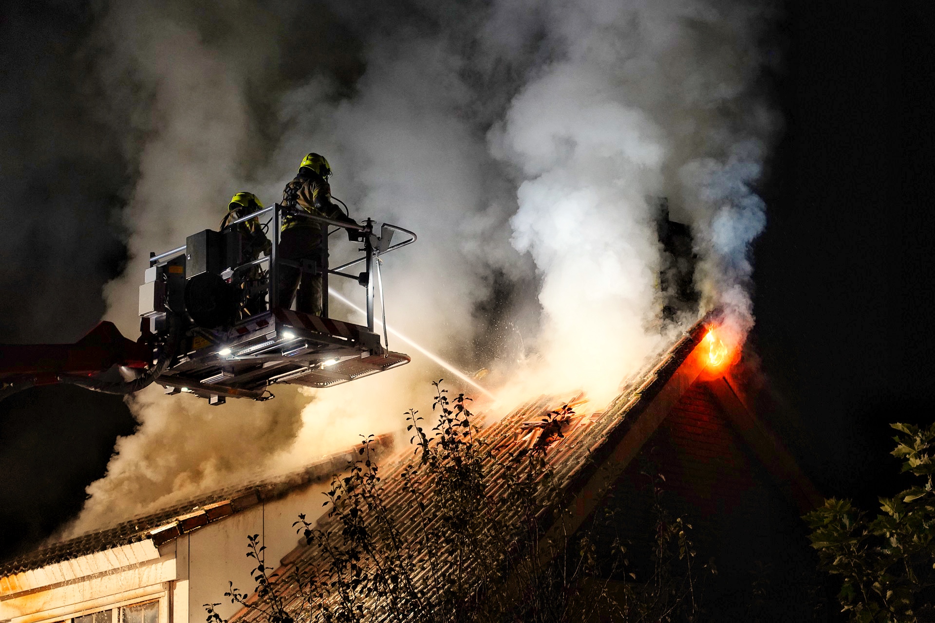Vrijstaande woning door brand verwoest