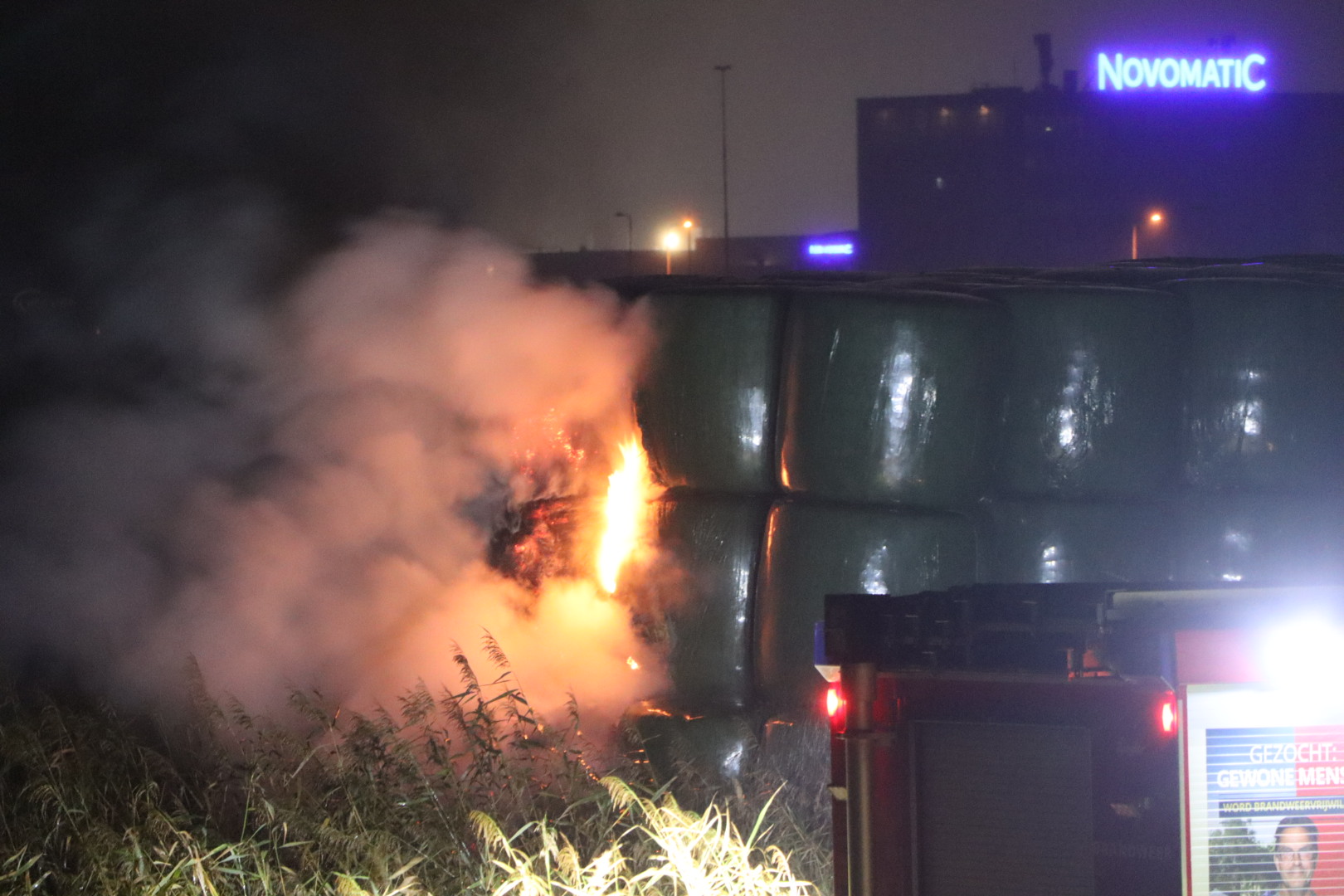 Veel rookontwikkeling door brandende hooirollen