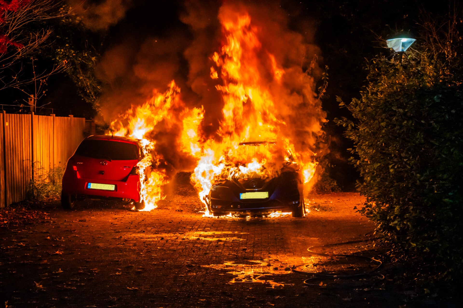 Twee auto’s door brand verwoest, politie doet onderzoek na de oorzaak