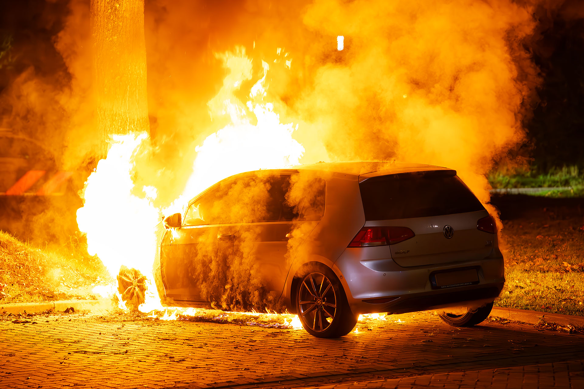 Auto uitgebrand op parkeerplaats bij Fletscher Hotel