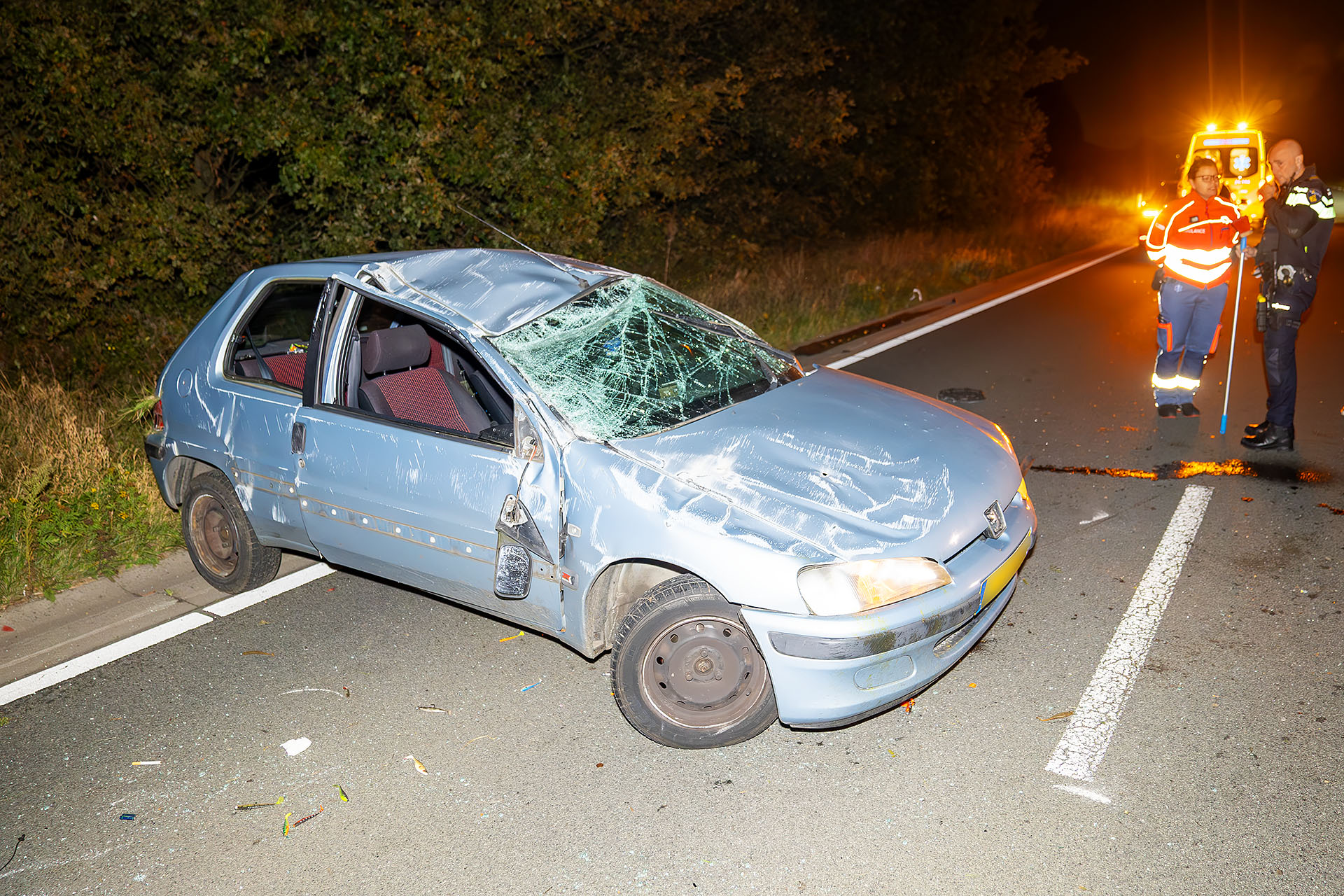 Auto slaat over de kop nadat bestuurder moet uitwijken