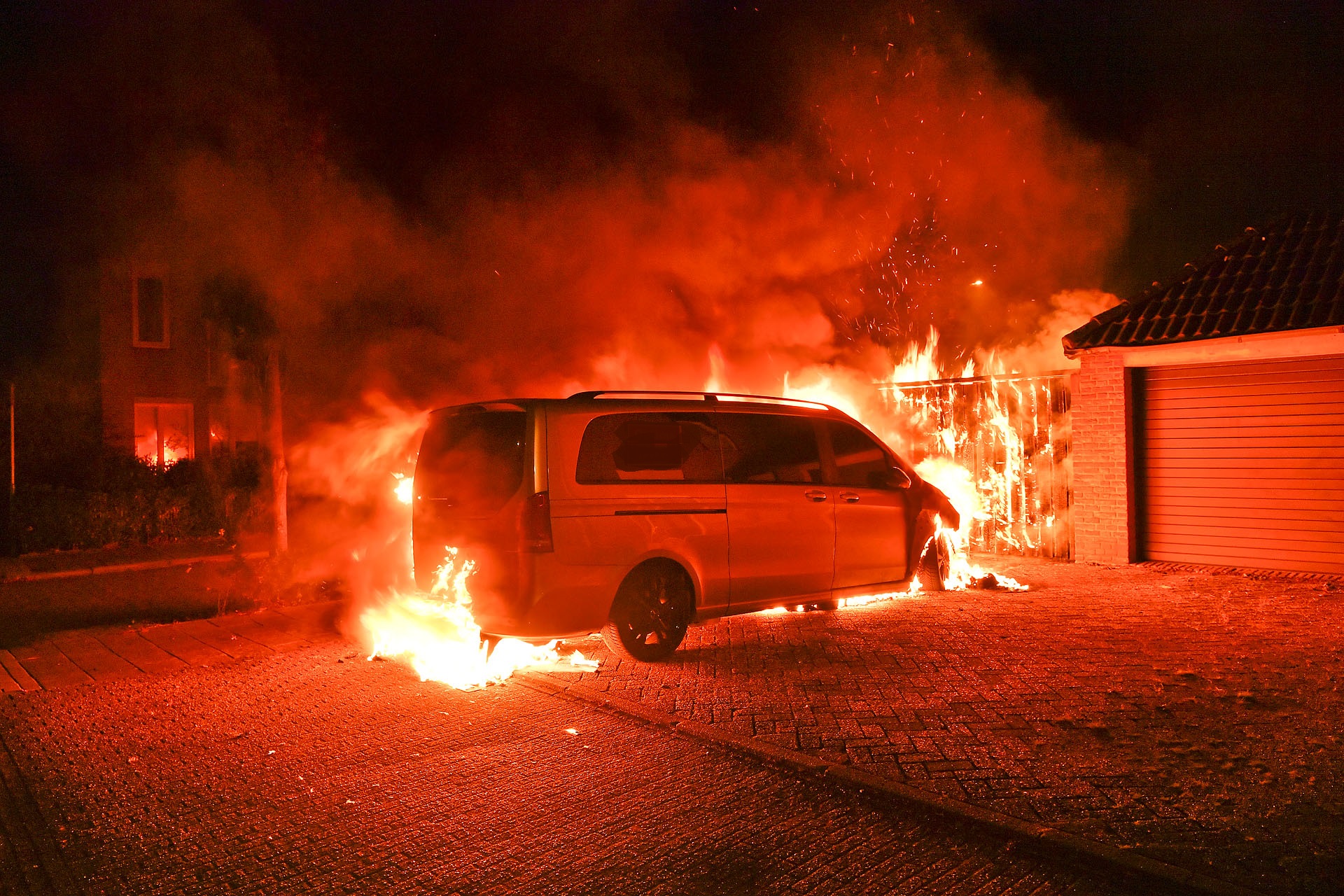 Bestelbus uitgebrand op oprit van woning