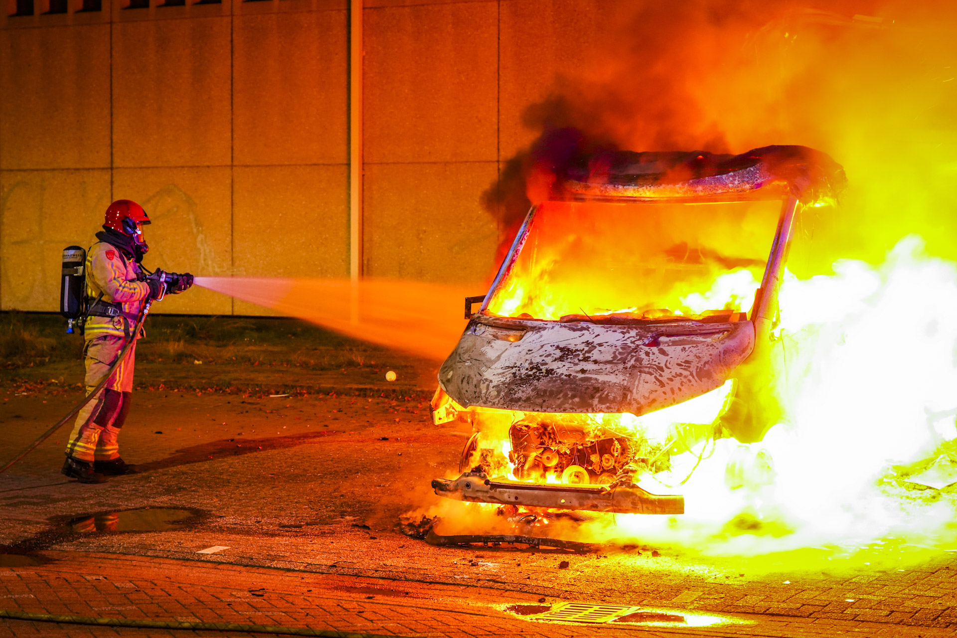Vrachtwagen uitgebrand, politie onderzoekt brandstichting